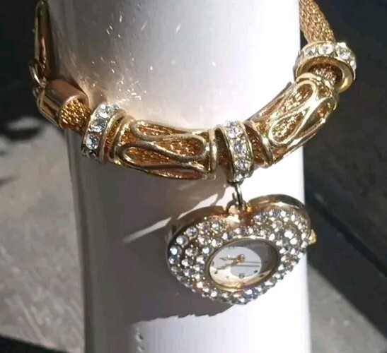 Gold Tone Large 1.5″ Heart Clock Charm Bracelet..Very Pretty