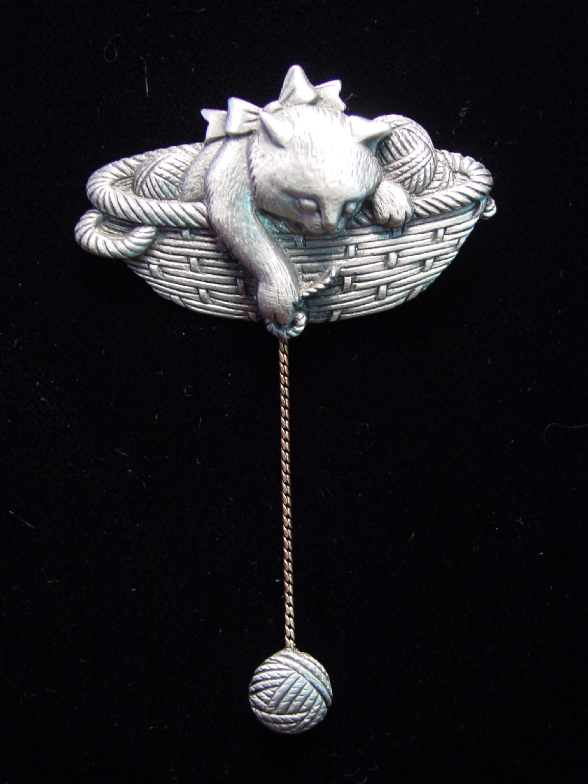 “JJ” Jonette Jewelry Silver Pewter ‘CAT in Yarn Basket’ Pin
