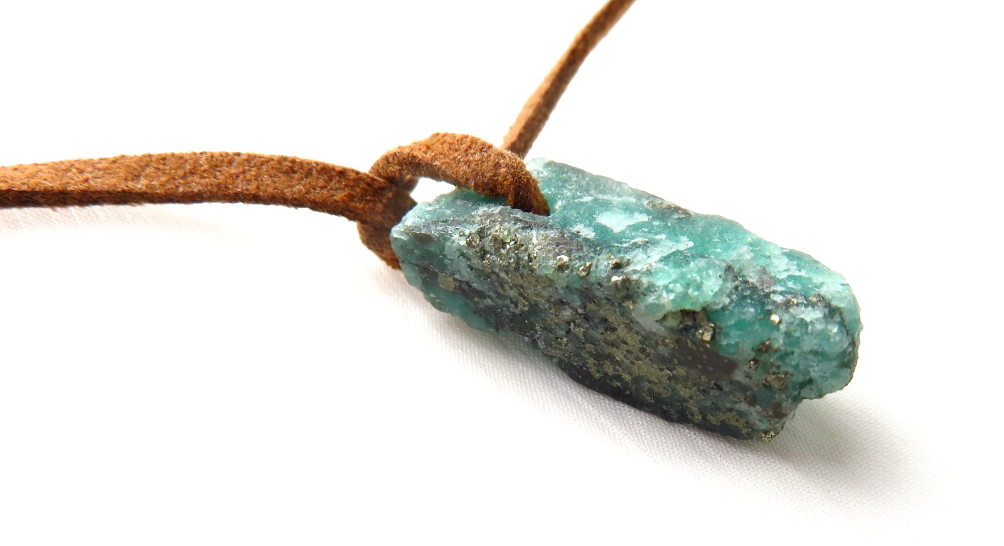 Colombian Emerald Raw Rock with crystals 20.00 Cts Cow Leather Muzo Mines