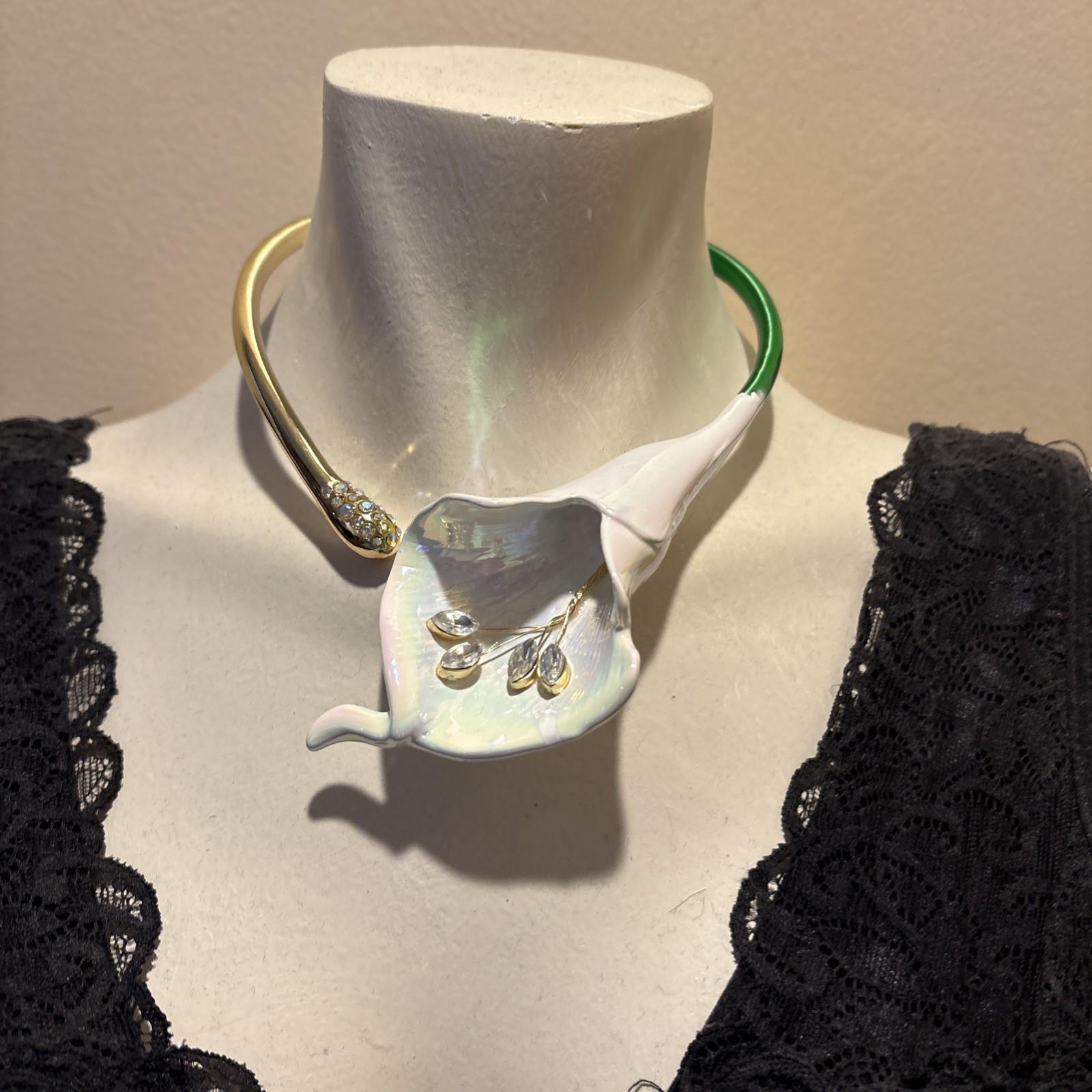 NWT BETSEY JOHNSON Calla Lily Collar Necklace Floral Design Crystals MSRP $128