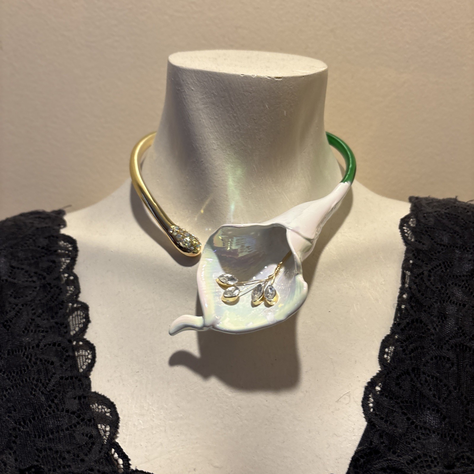 NWT BETSEY JOHNSON Calla Lily Collar Necklace Floral Design Crystals MSRP $128