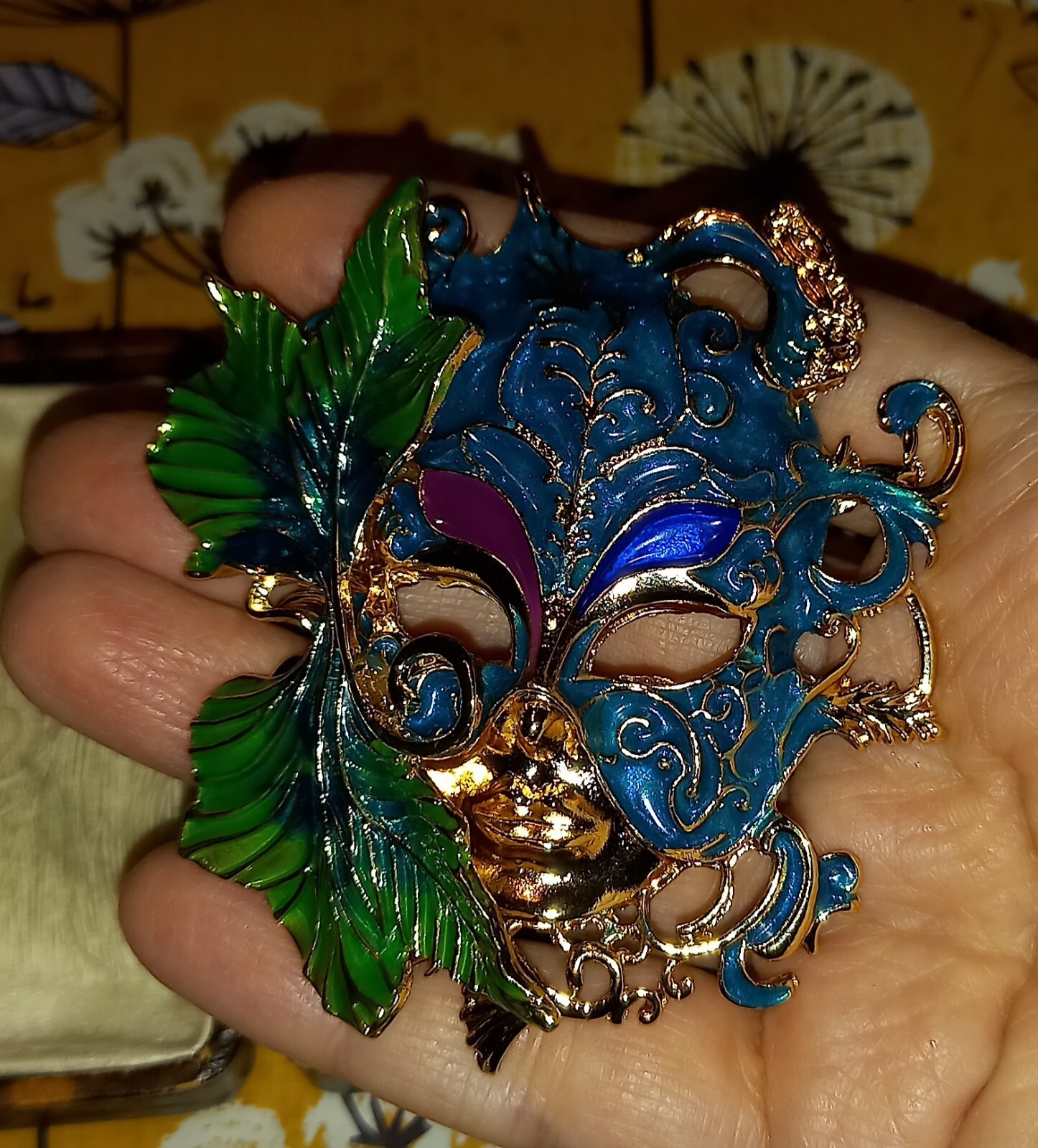 VINTAGE STYLE LARGE BIG GOLDTONE ENAMEL VENETIAN MASK BROOCH GLAM SPECTACULAR