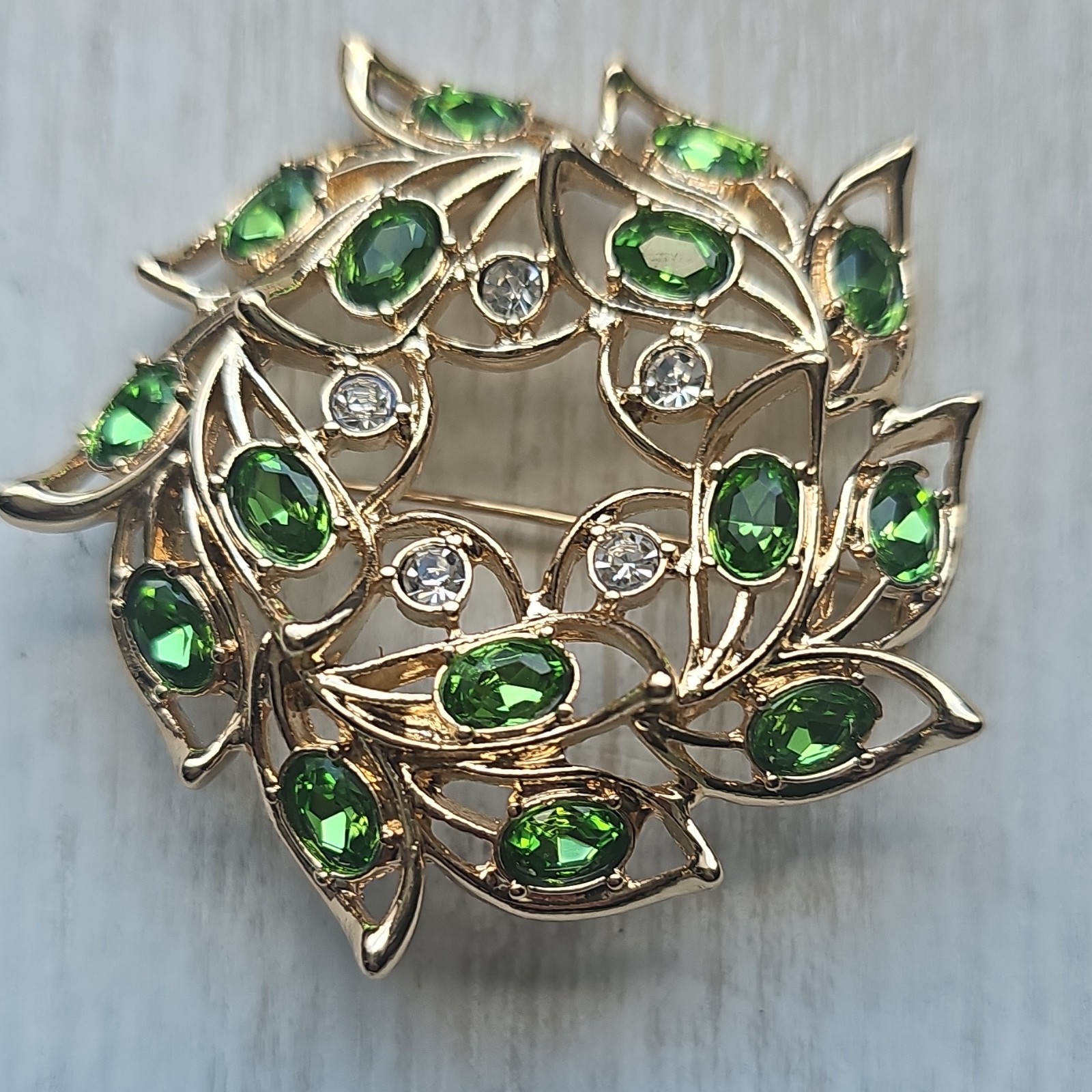 Avon 2019 Signed Gold Tone Green & Clear Rhinestone Leaf Wreath Brooch Pin