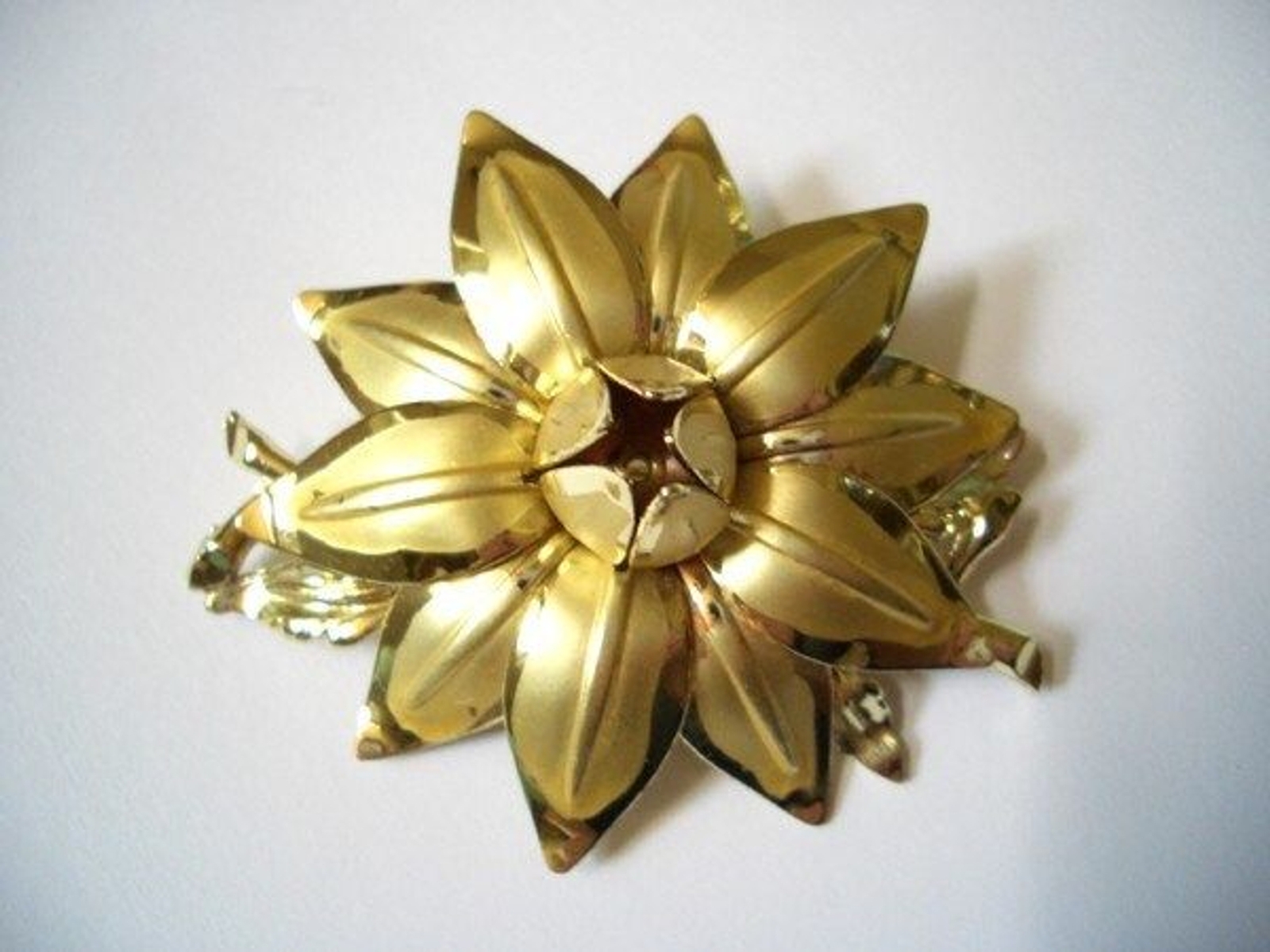 Vintage 3D Brooch Big Flower shiny and matte gold tone groovy madmen grandmacore