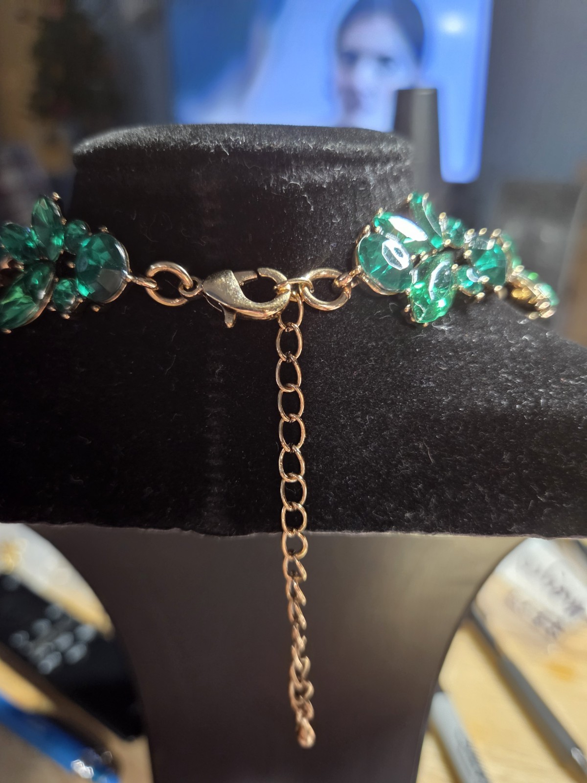 Gold Tone Emerald Green Acrylic Rhinestone Floral Necklace 18-20.5″