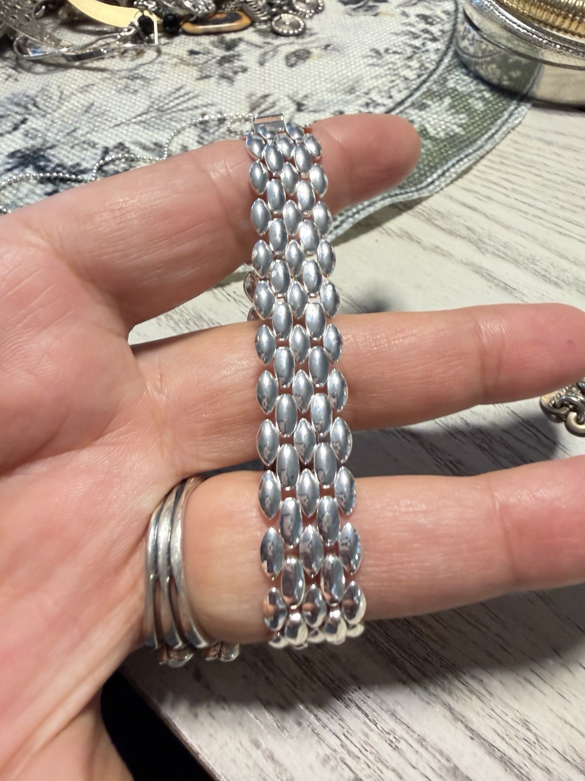 Napier Wide Silver Tone Metal Mesh Link Chain Bracelet Box Clasp 7 in No Stone
