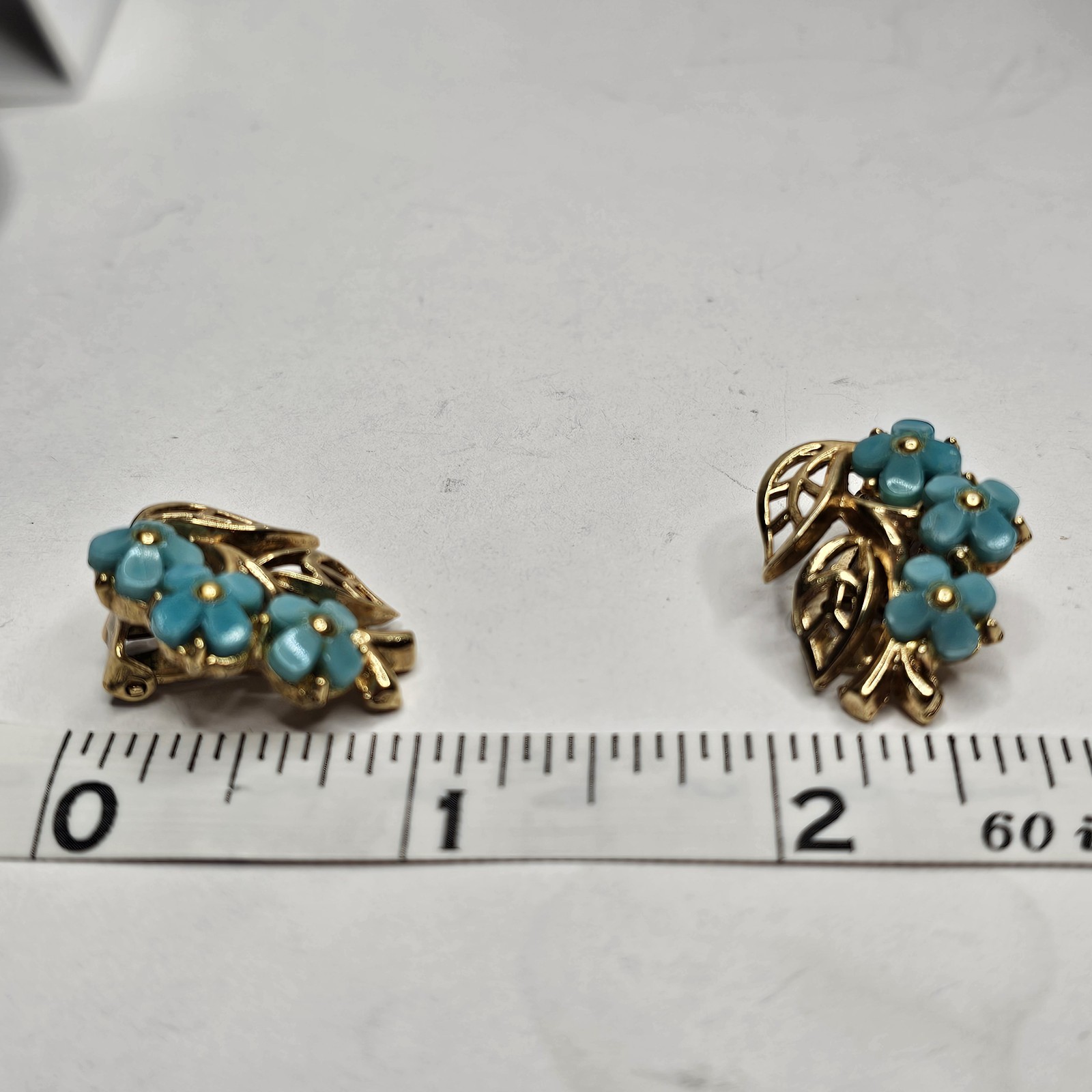 50’S CROWN TRIFARI TURQUOISE LUCITE ‘FORGET ME NOT’ FLOWER CLIP ON EARRINGS