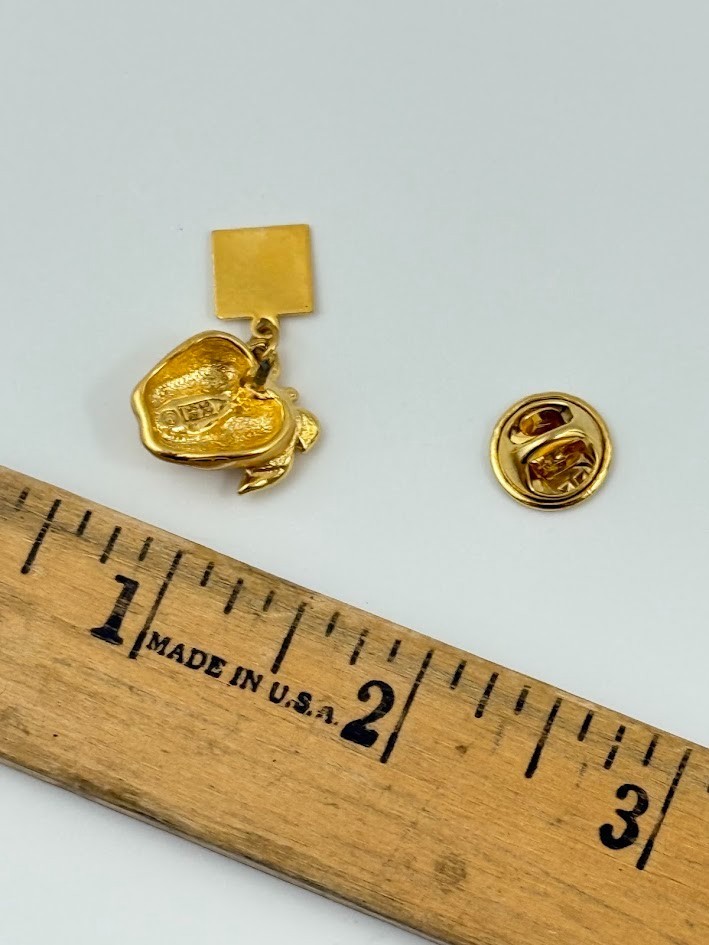 Vtg Roman Inc RR Teacher Apple Pin Gold Tone “A Teacher Touches a Heart”