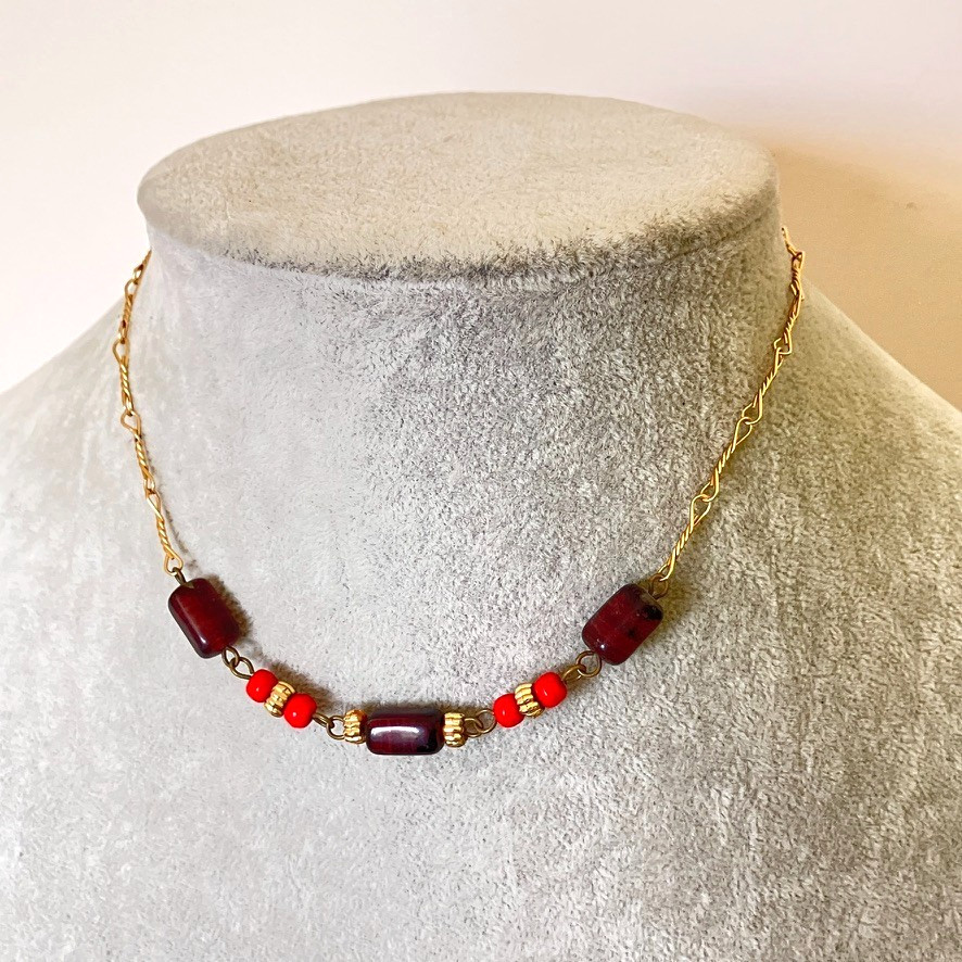 Red glass bead necklace decorative gold tone metal 40cm chain vintage Boho