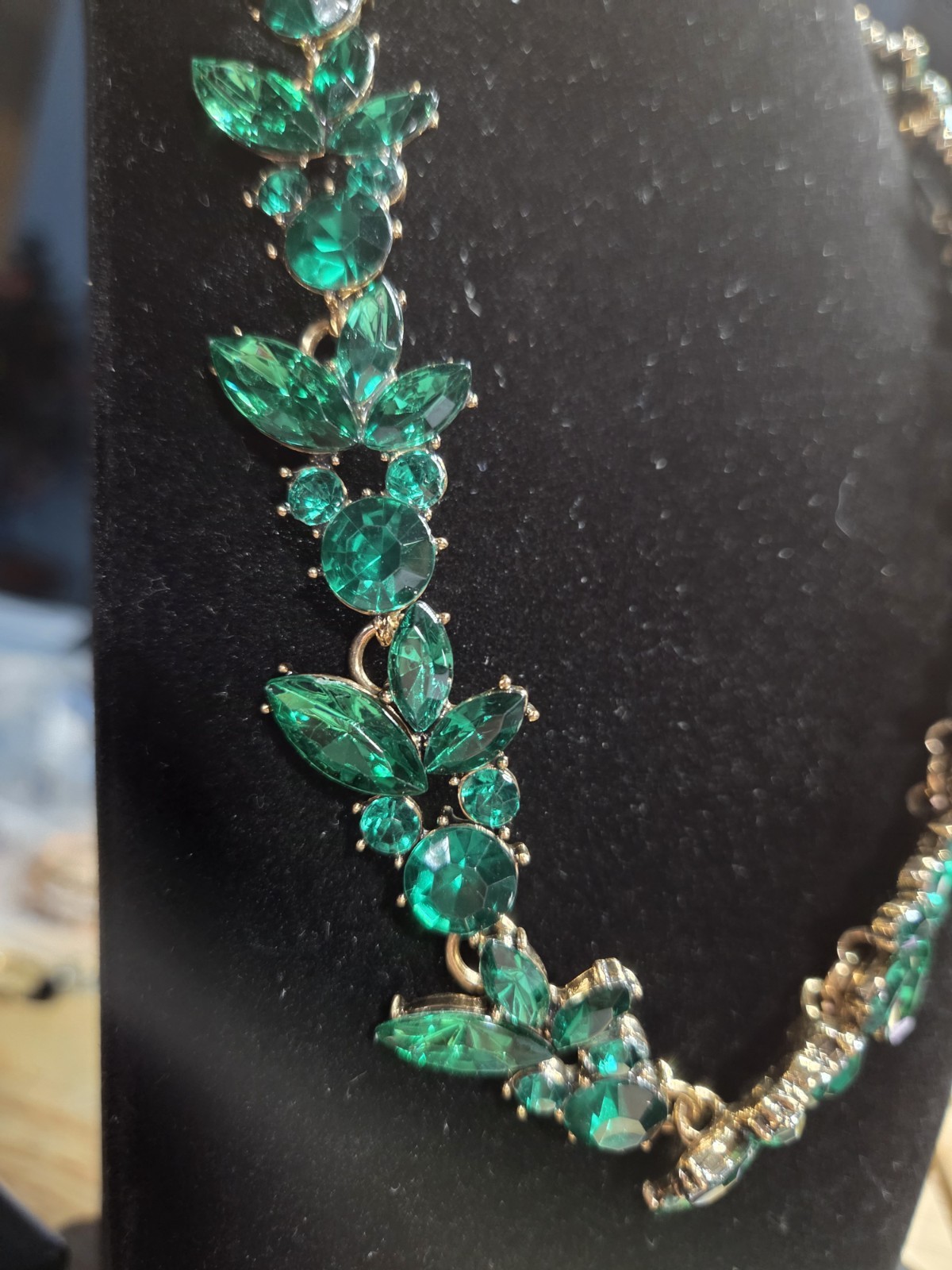 Gold Tone Emerald Green Acrylic Rhinestone Floral Necklace 18-20.5″