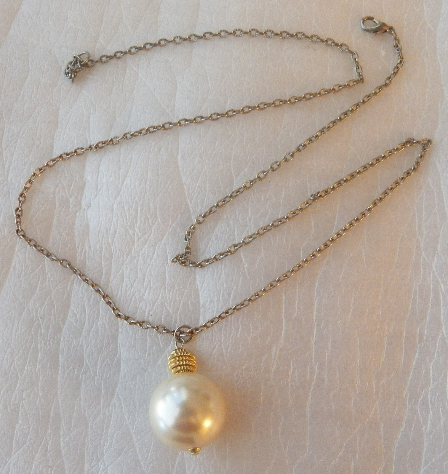 Large White ‘Bulb’ Pendant Necklace 30 in. Vintage Jewelry Fashion
