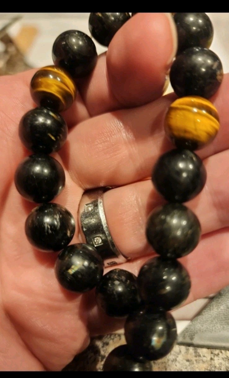 Nuumite W/ Tigers Eye Bracelet W/ magnetic clasp! Size 7.5 – 10mm beads.