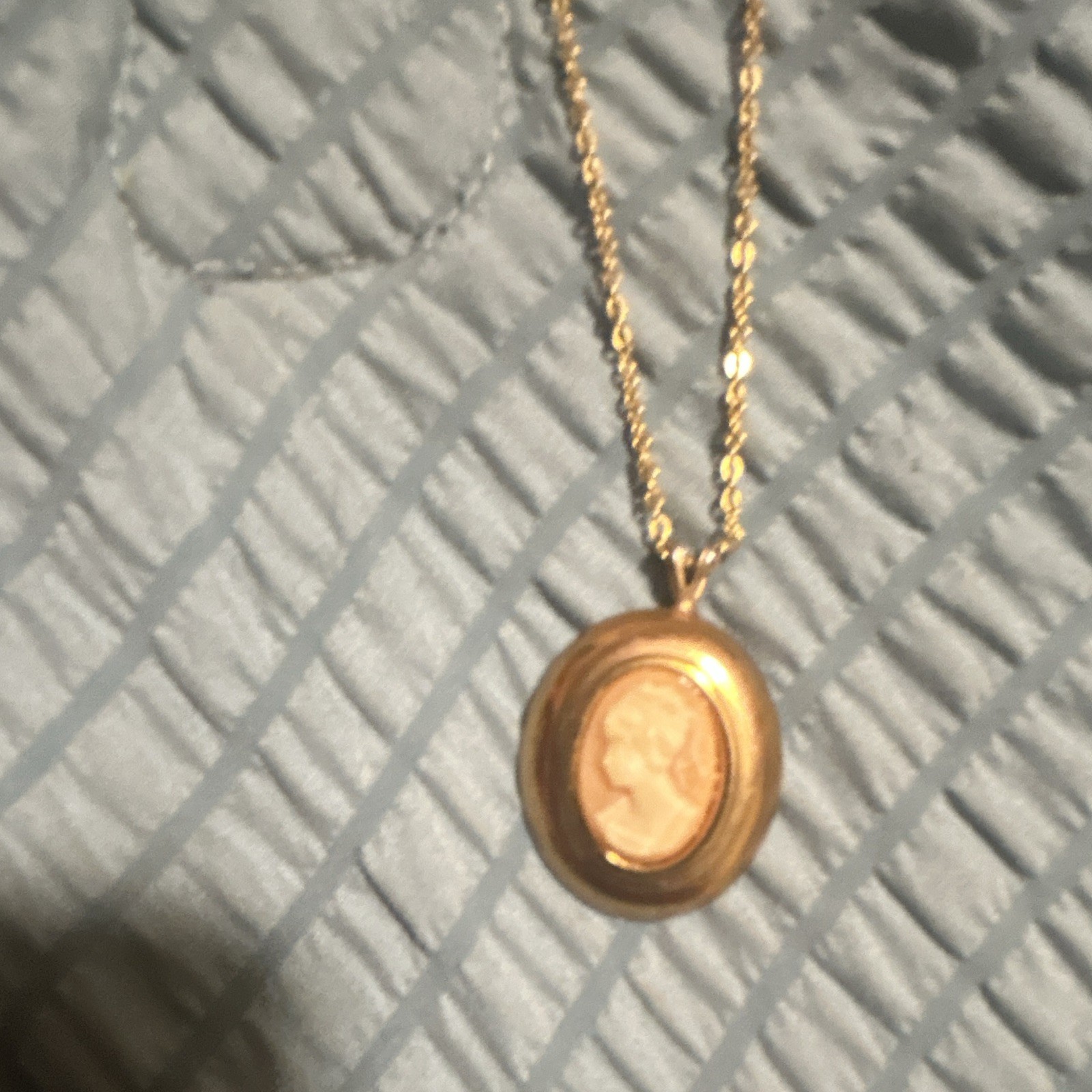 Gold Tone Cable Chain Necklace Oval Cameo Pendant Bezel Setting Spring Ring