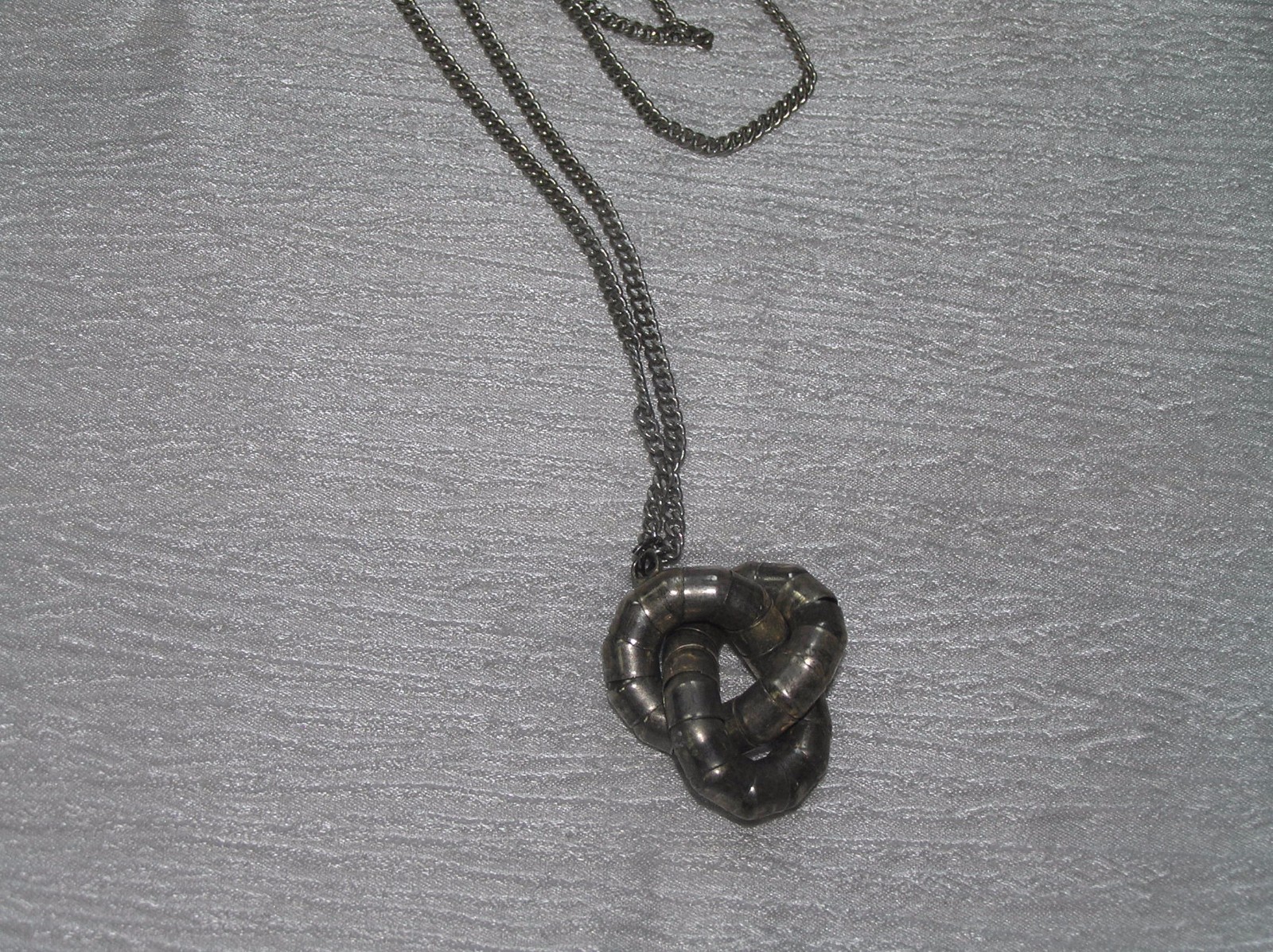 Vintage Nonmagnetic Silver Chain w Large Twist Knot Pendant Necklace – no mark