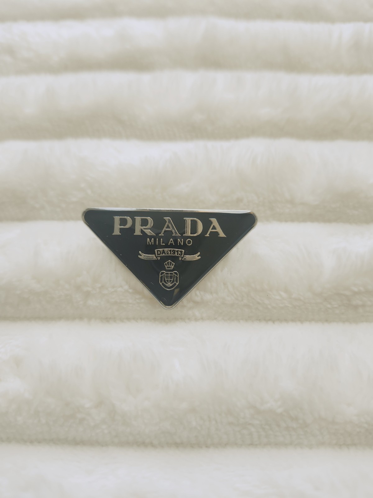 Prada Black Triangle Broch Pin 1,5″