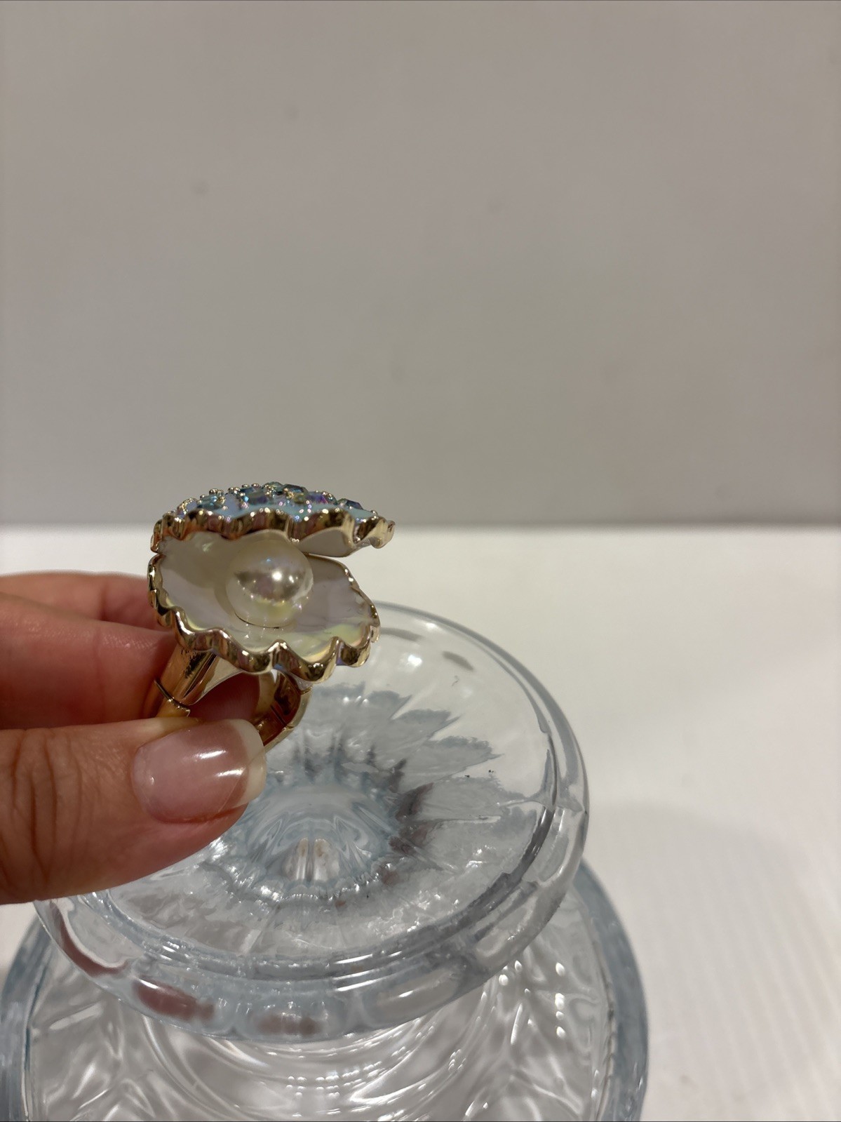 NEW PRETTY BETSEY JOHNSON IRIDESCENT SCALLOPED SEA SHELL STRETCH RING PEARL NWT
