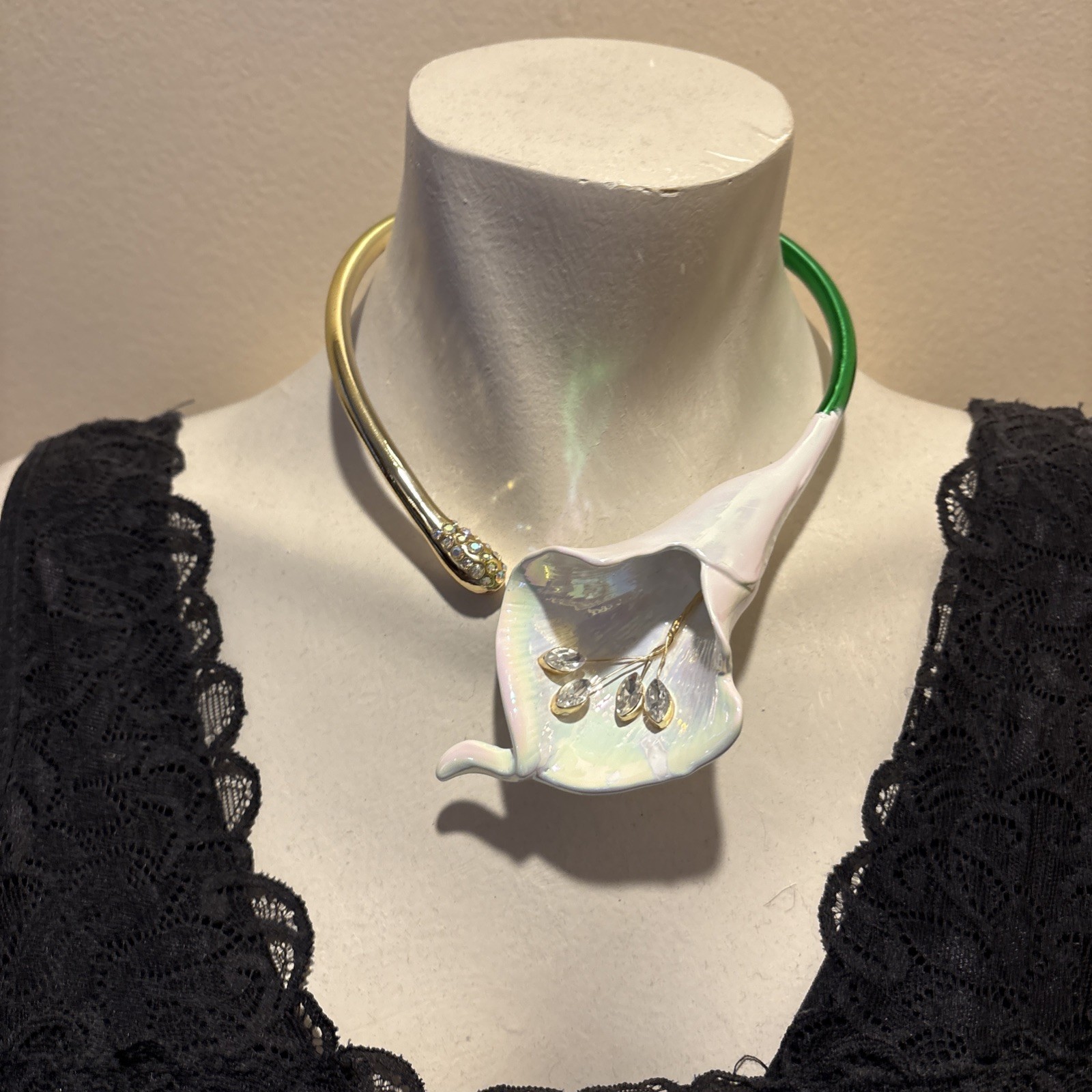 NWT BETSEY JOHNSON Calla Lily Collar Necklace Floral Design Crystals MSRP $128