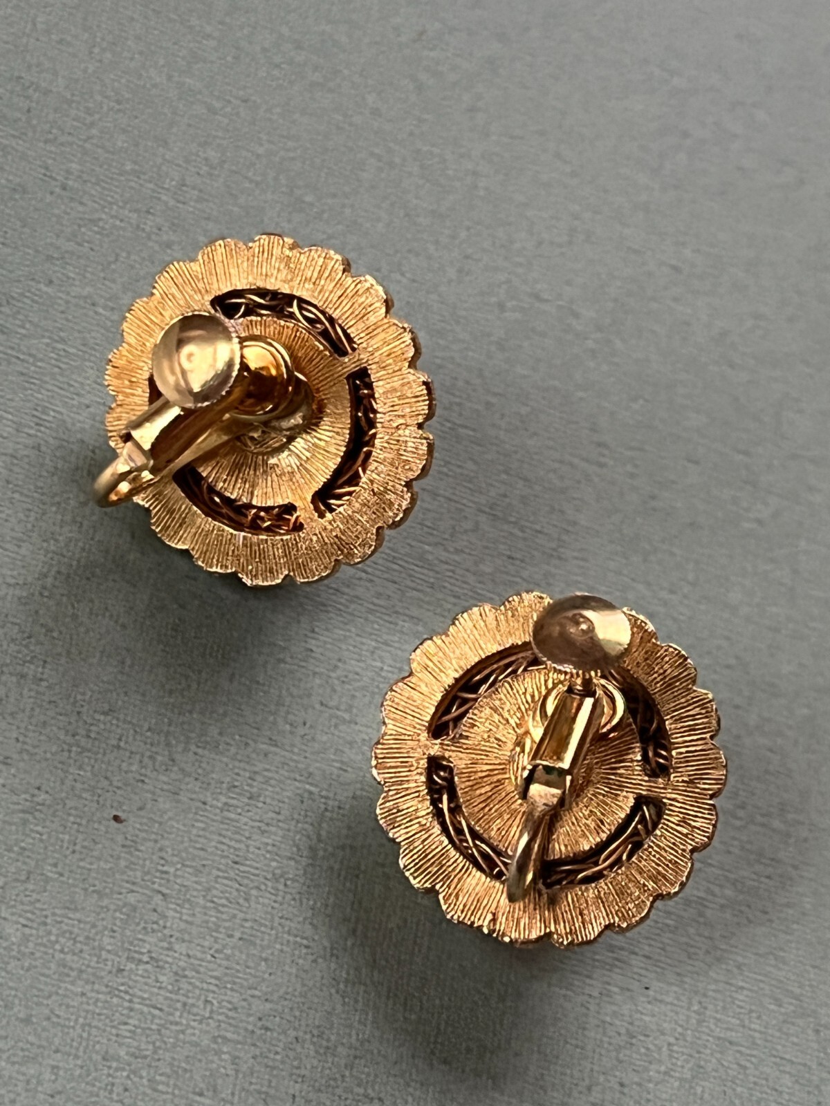 Vintage Scalloped Round Goldtone Nest & Center Faux Pearl Bead Screwback Earring