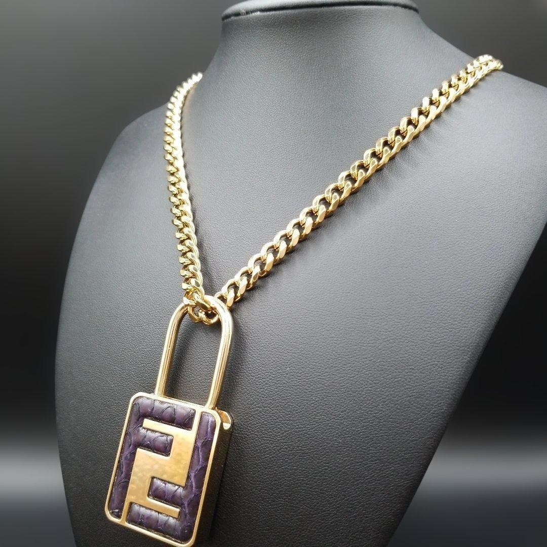 Fendi Black F Logo Padlock Gold Cadena Women’s Necklace – Excellent Condition