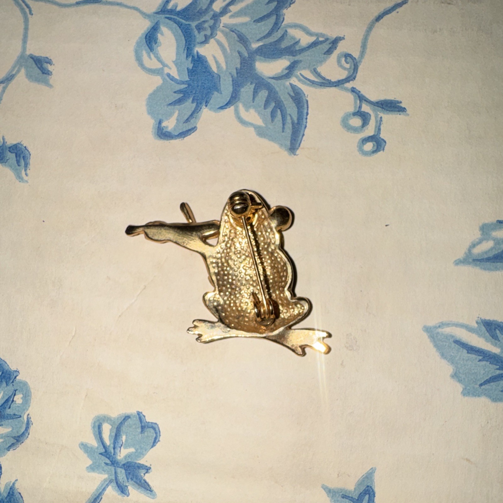 Gold Tone Frog Figural Brooch Pin Green Enamel w Clear Round Rhinestones