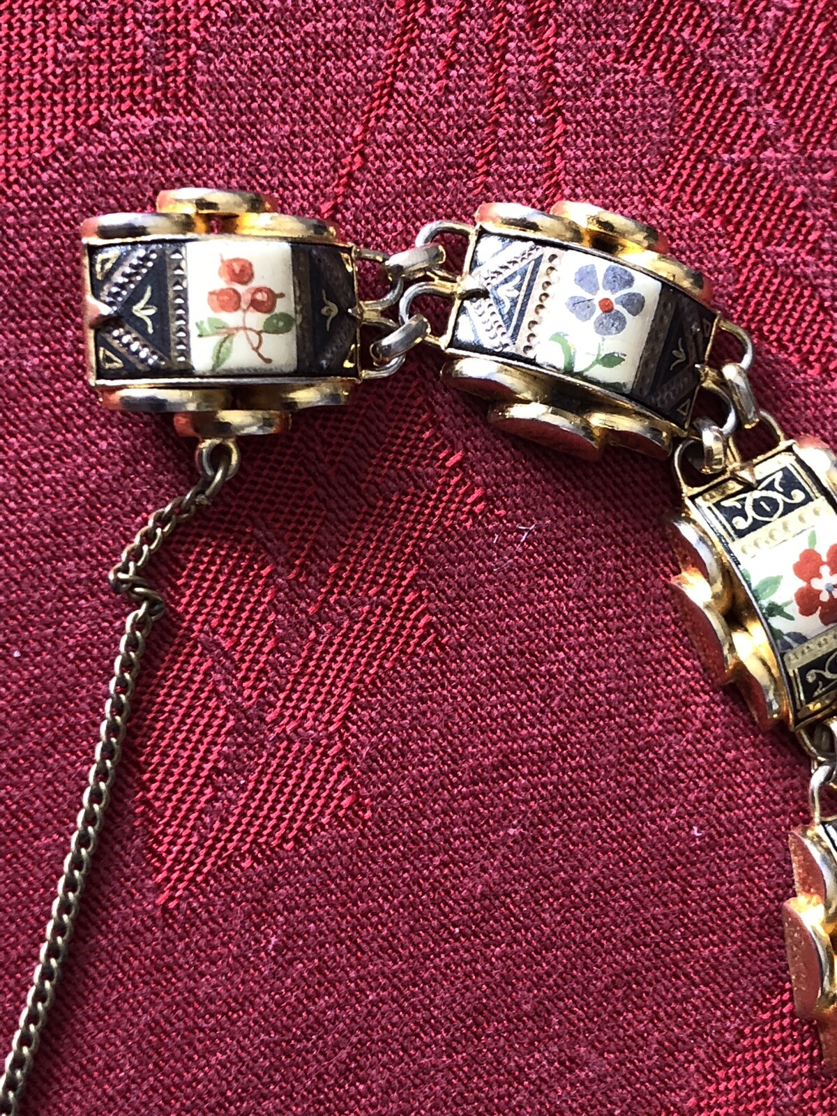 Ladies Bracelet w/ Enamelware & Fantastic Detail – Nice Clasp w/ Safety Chain