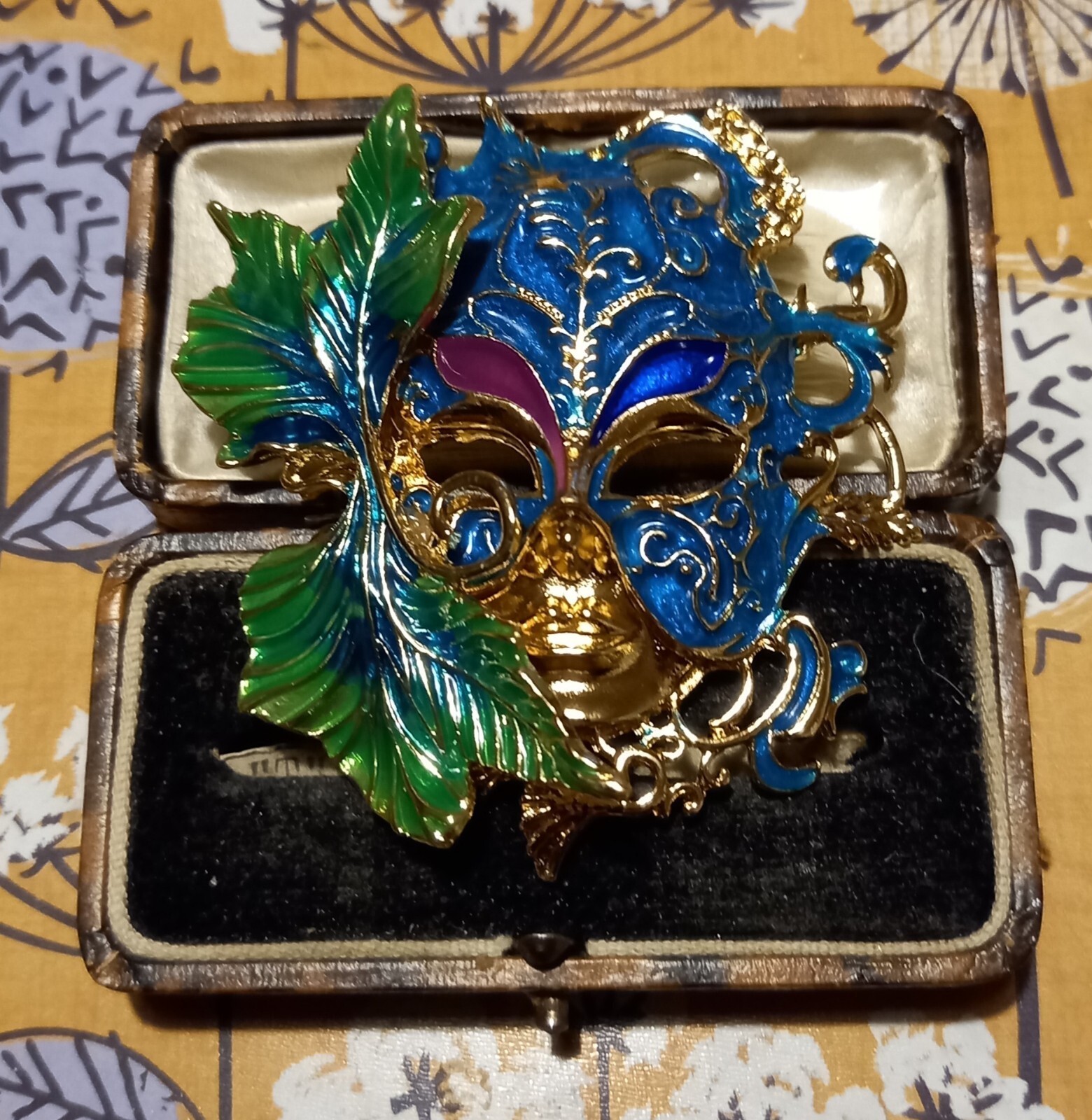 VINTAGE STYLE LARGE BIG GOLDTONE ENAMEL VENETIAN MASK BROOCH GLAM SPECTACULAR