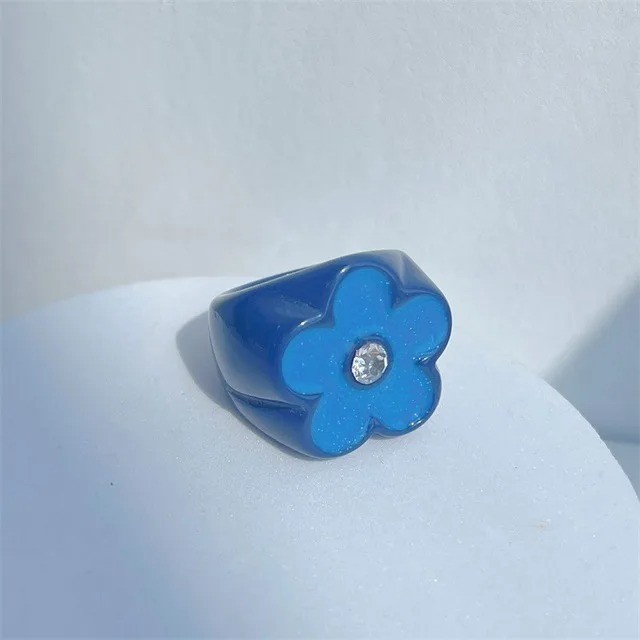 Multicolored resin oil drop ring, oval geometric style, adorned with flowers