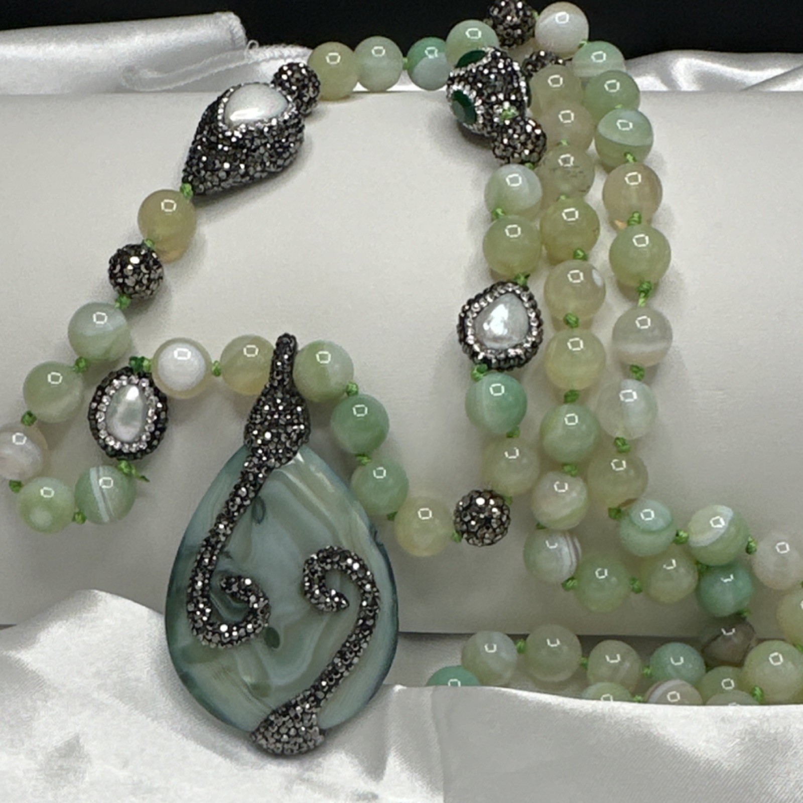 Green Agate Teardrop Pendant Beaded Necklace with Pearl Accents
