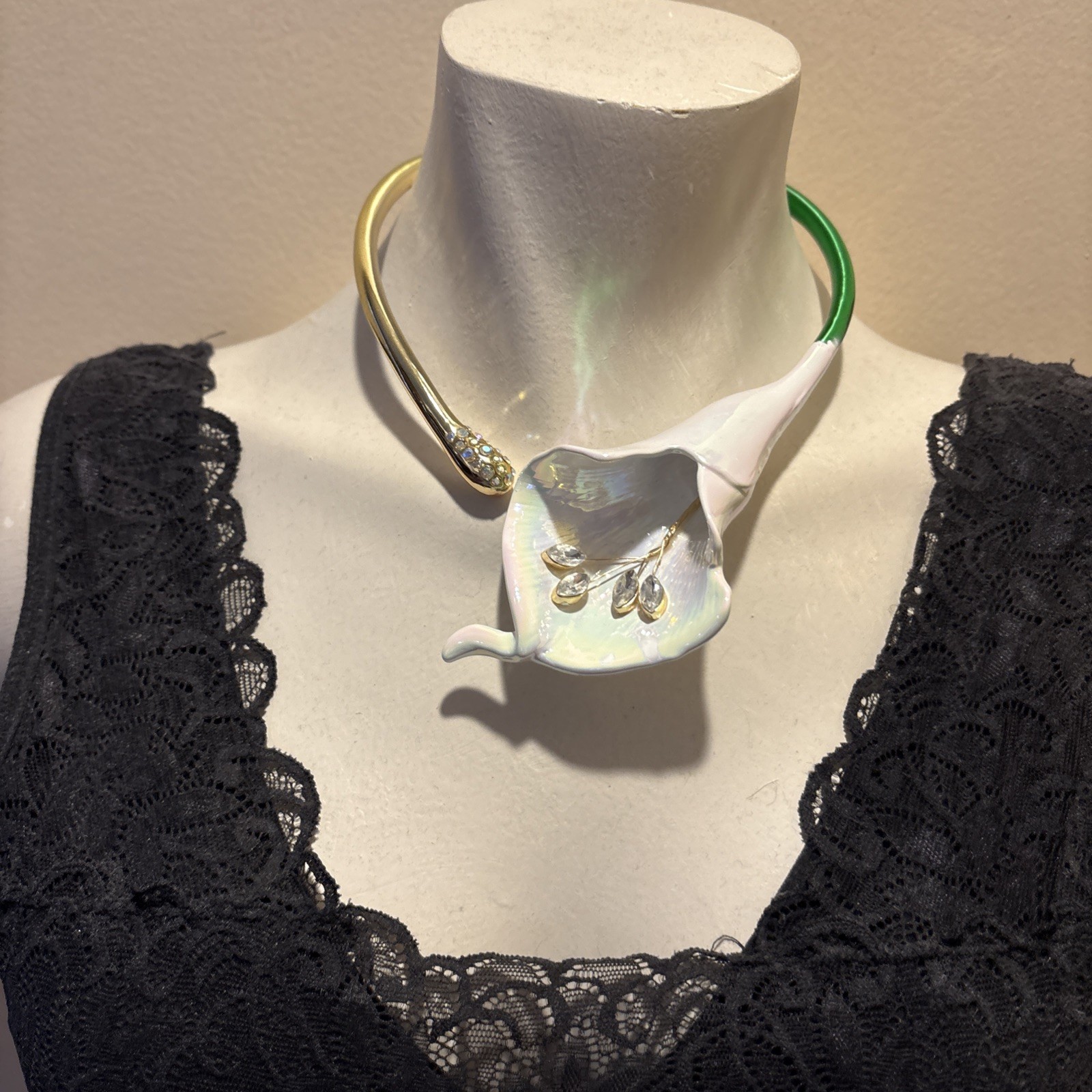 NWT BETSEY JOHNSON Calla Lily Collar Necklace Floral Design Crystals MSRP $128