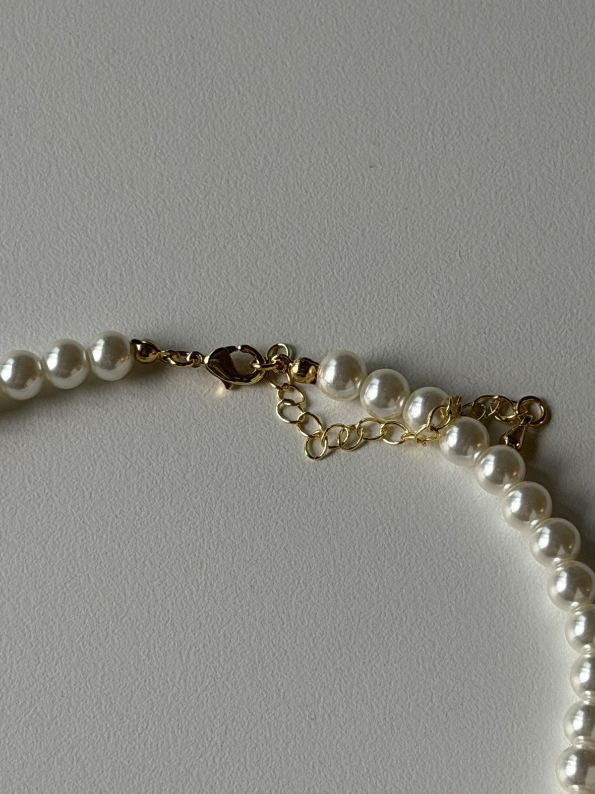 VW Mini Bas Relief Pearl Choker – Gold
