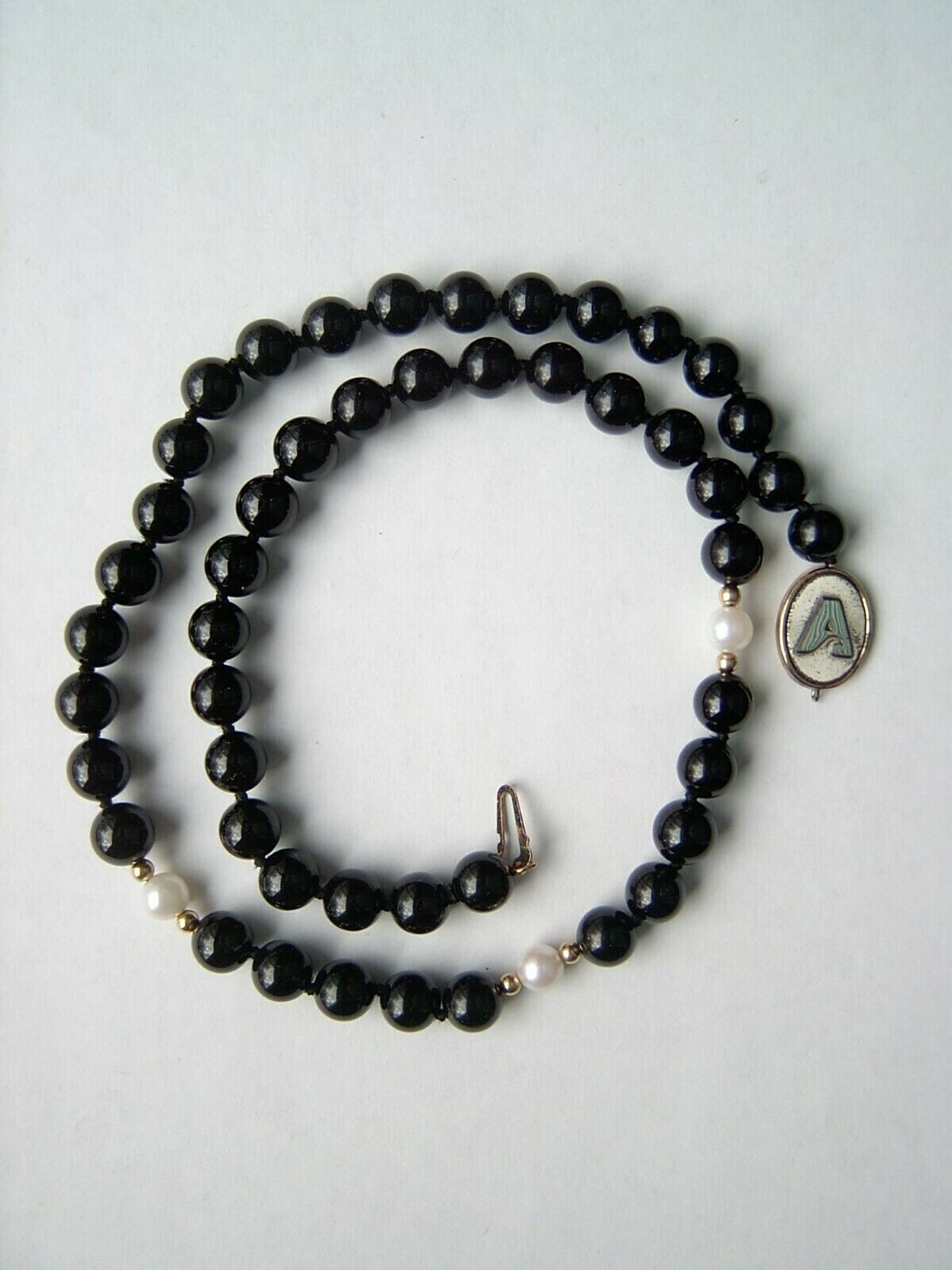 JOSTENS IMPERIAL PEARL & ONYX BEADED 14K GOLD 18″ NECKLACE WITH CASE