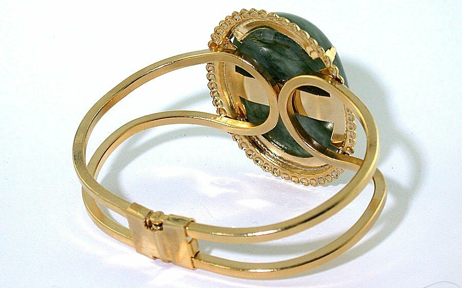 40×30 Banded Canadian Jade Cab Spring Load 7 1/2 Inch Goldplated Cuff Bracelet