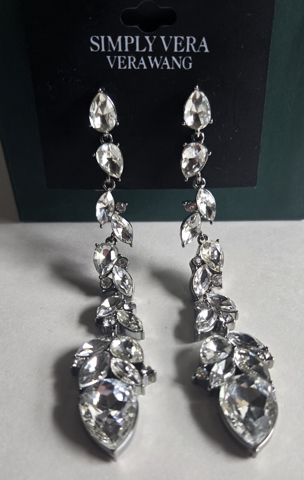NEW IMPRESSIVE VERA WANG SIMPLY VERA DANGLING DROP EARRING BRIDAL, ANY OCCASION