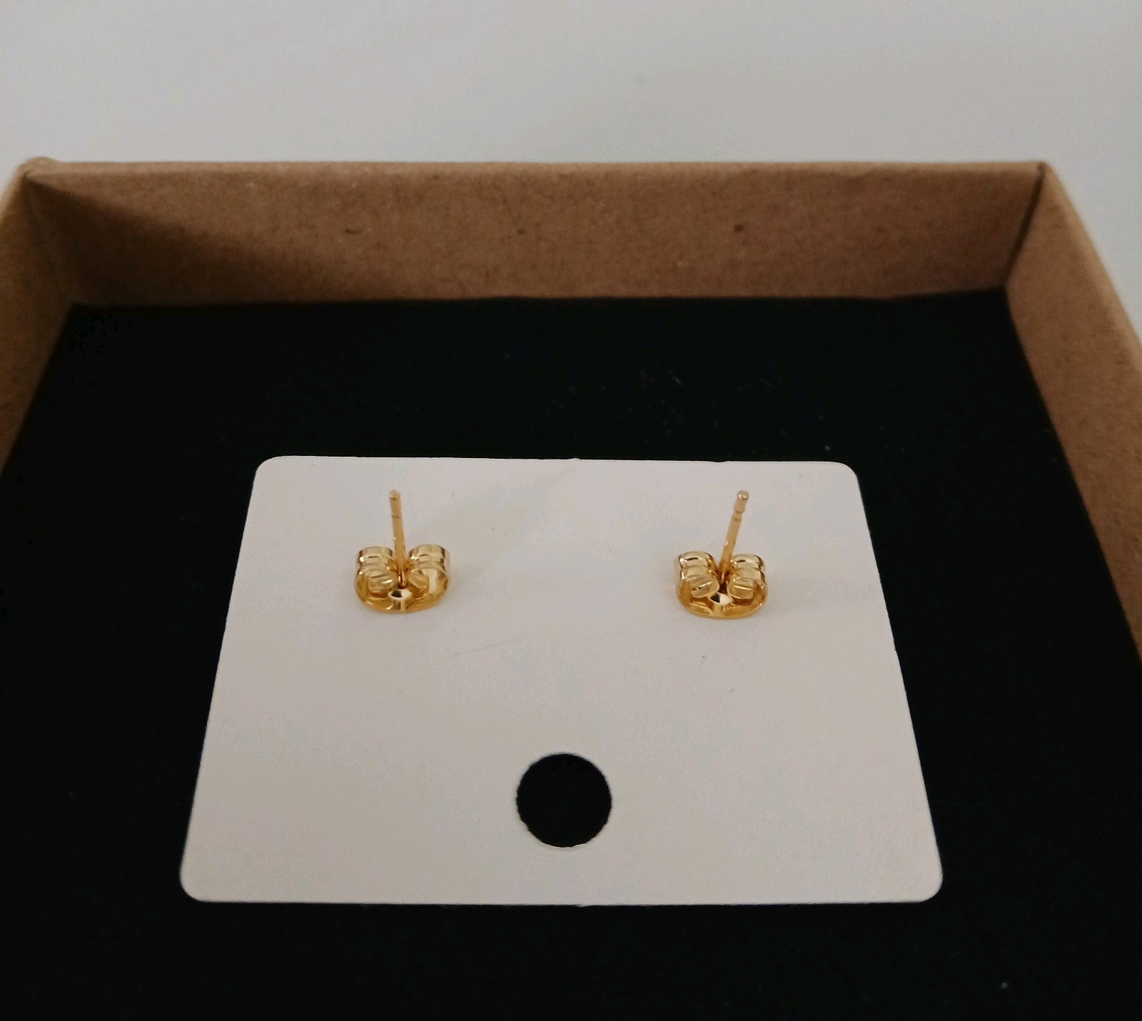 NIB! Great Gift! Gold And Pink Daisy Stud Earrings With Yellow Centers! Easter!