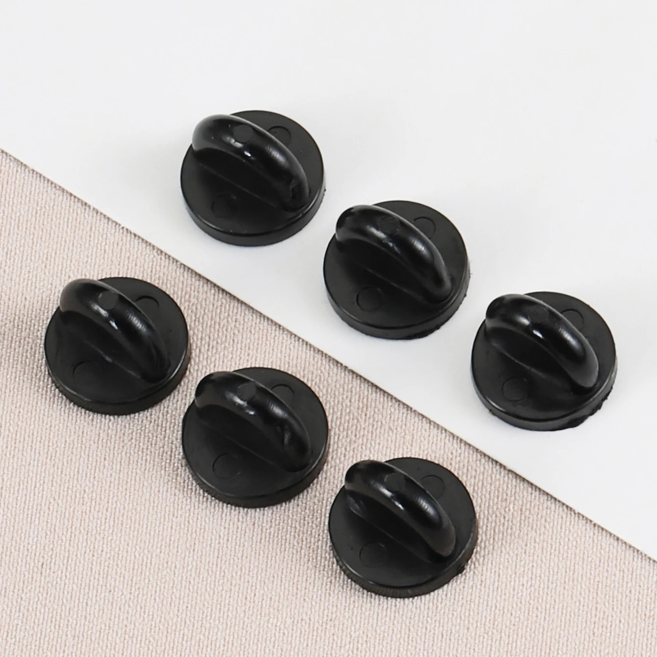 50Pcs Black Rubber Brooch Pin Back Squeeze Badge Holder Butterfly Clasp Clutch