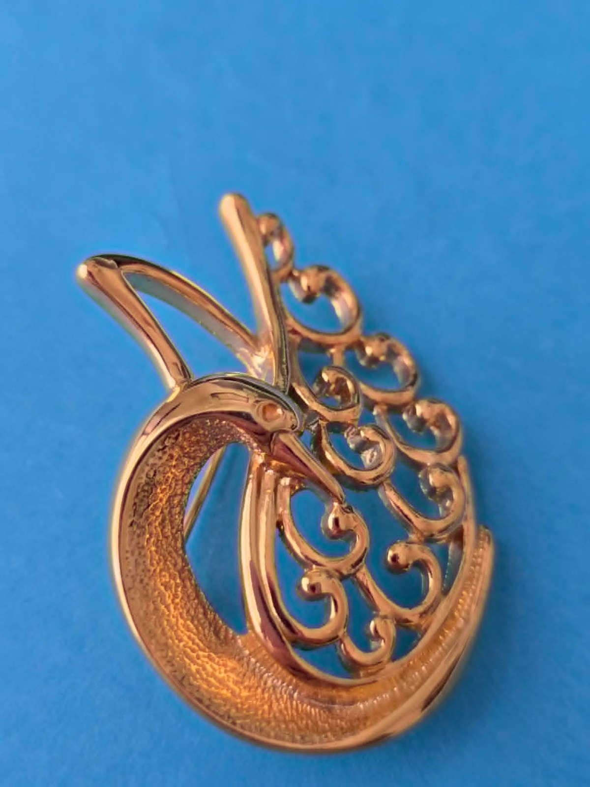 Rare Trifari Women’s Brooch Polished Gold Tone Metal Swan 1.50″