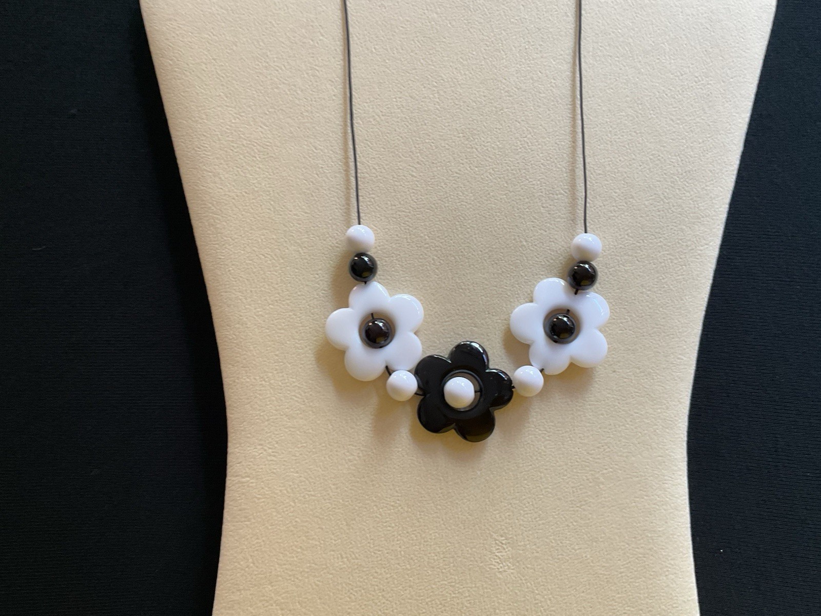 White And Black Flower Beads 60’s Style Adjustable Necklace