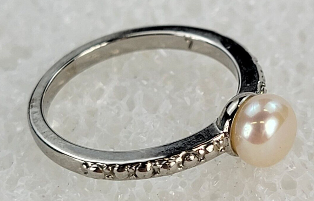Silver-Tone Natural Cream Pearl Size 7