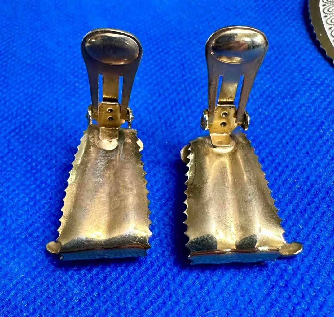 Vntg 3 Piece Gold Tone & Enamel Hinged Bracelet, Brooch & Clip On Earrings Set