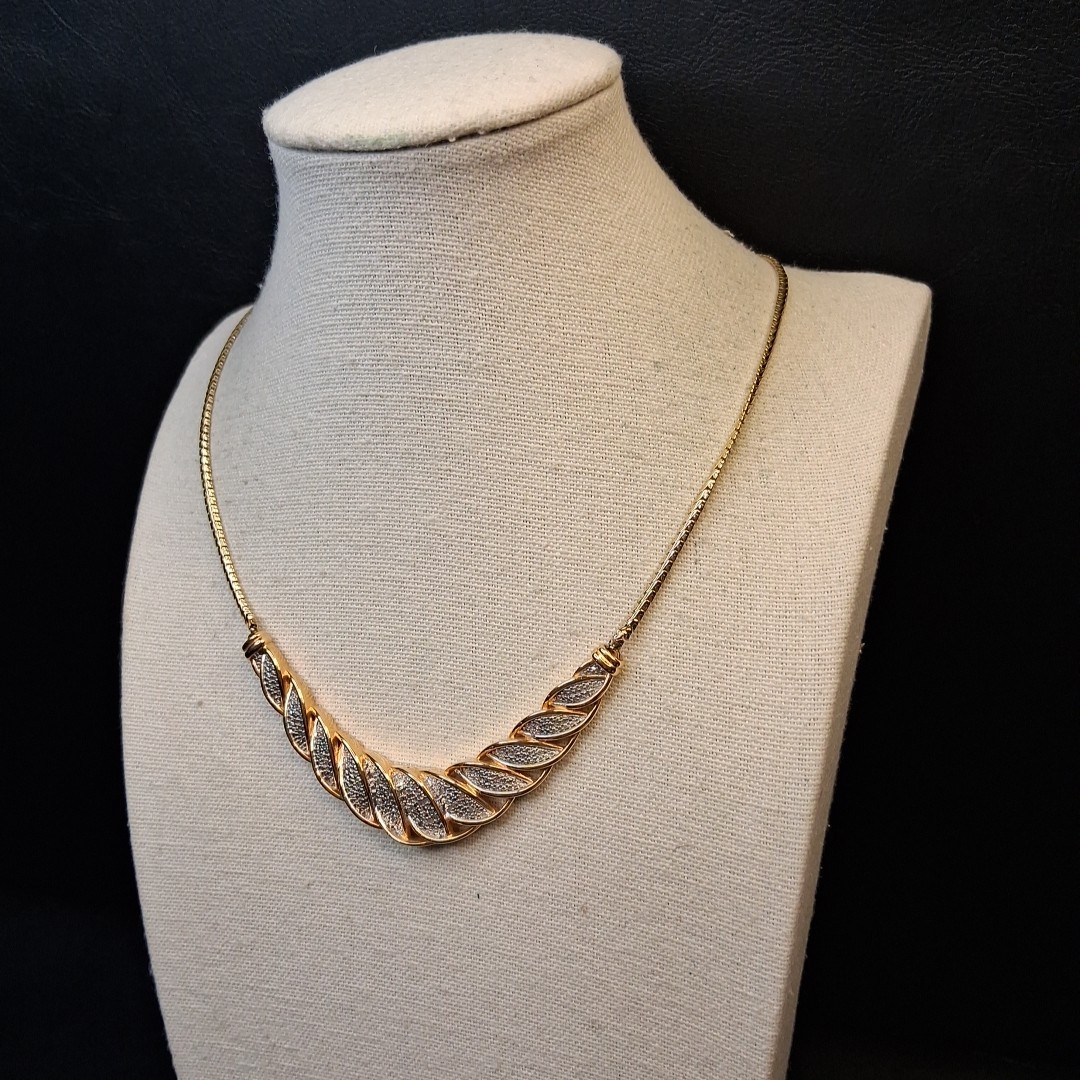BR-KRN Chain Bib Necklace Gold Tone Whit Diamond Chip Accent. 17.253