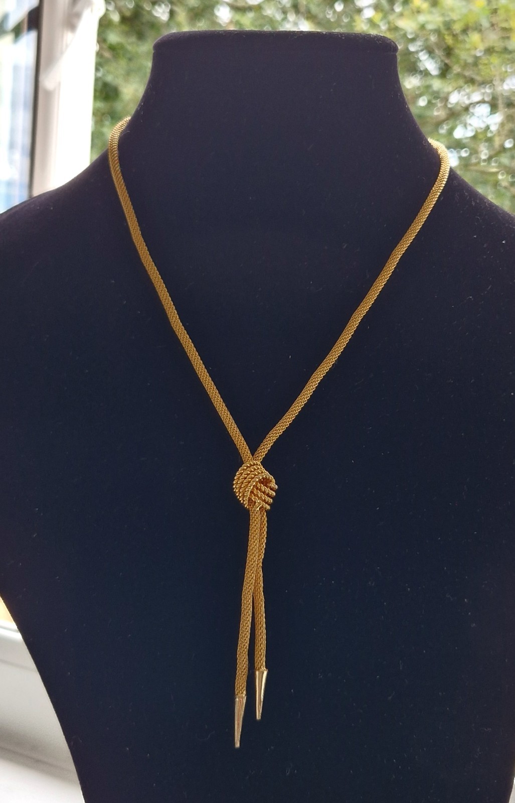 Vintage gold‑tone mesh knot necklace – 57cm, fixed knot, cone ends