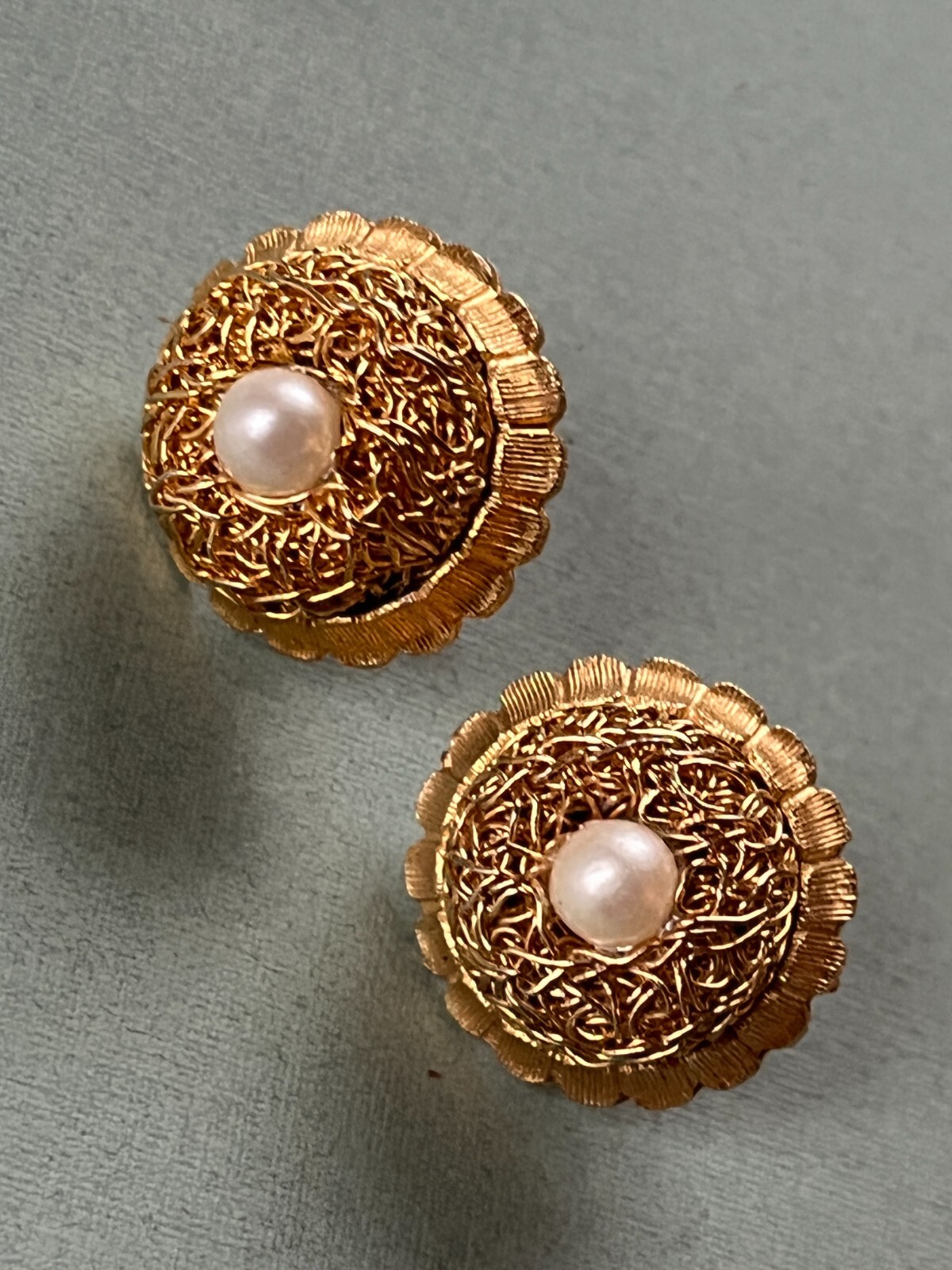 Vintage Scalloped Round Goldtone Nest & Center Faux Pearl Bead Screwback Earring