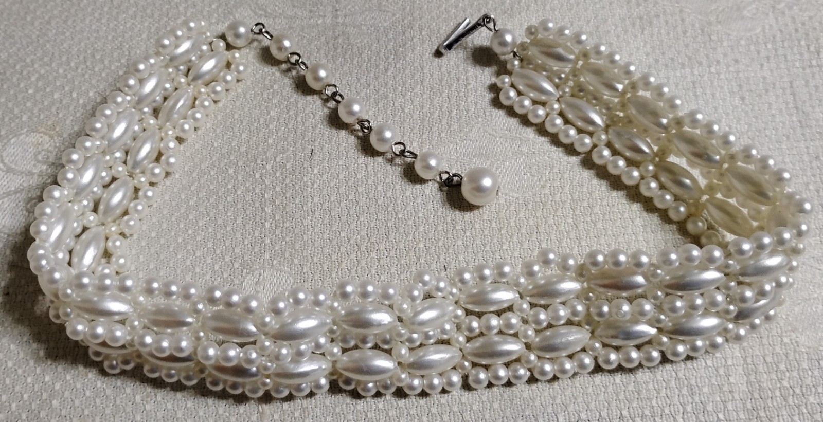 Vintage ST Metal Faux Pearl Oval & Round Bead 14.5″ Choker Necklace