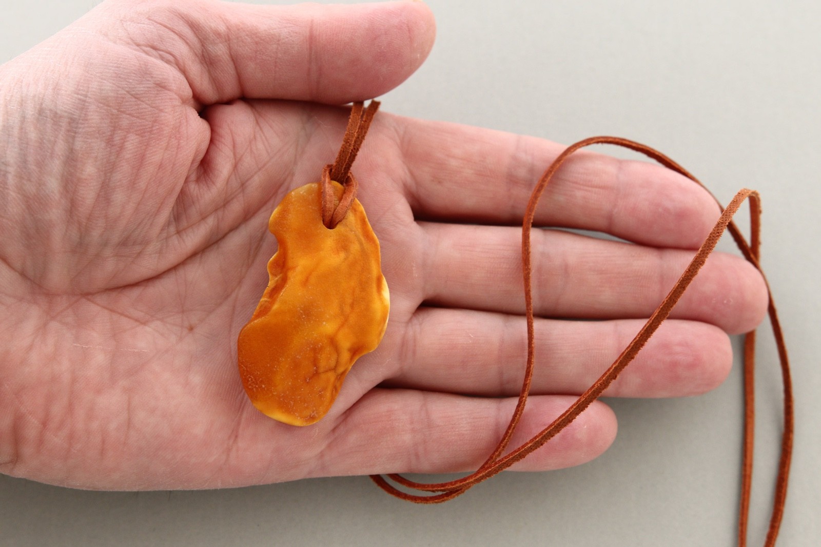 Natural BUTTERSCOTCH Egg Yolk BALTIC AMBER Suede Leather Pendant 9.1g 260429-1