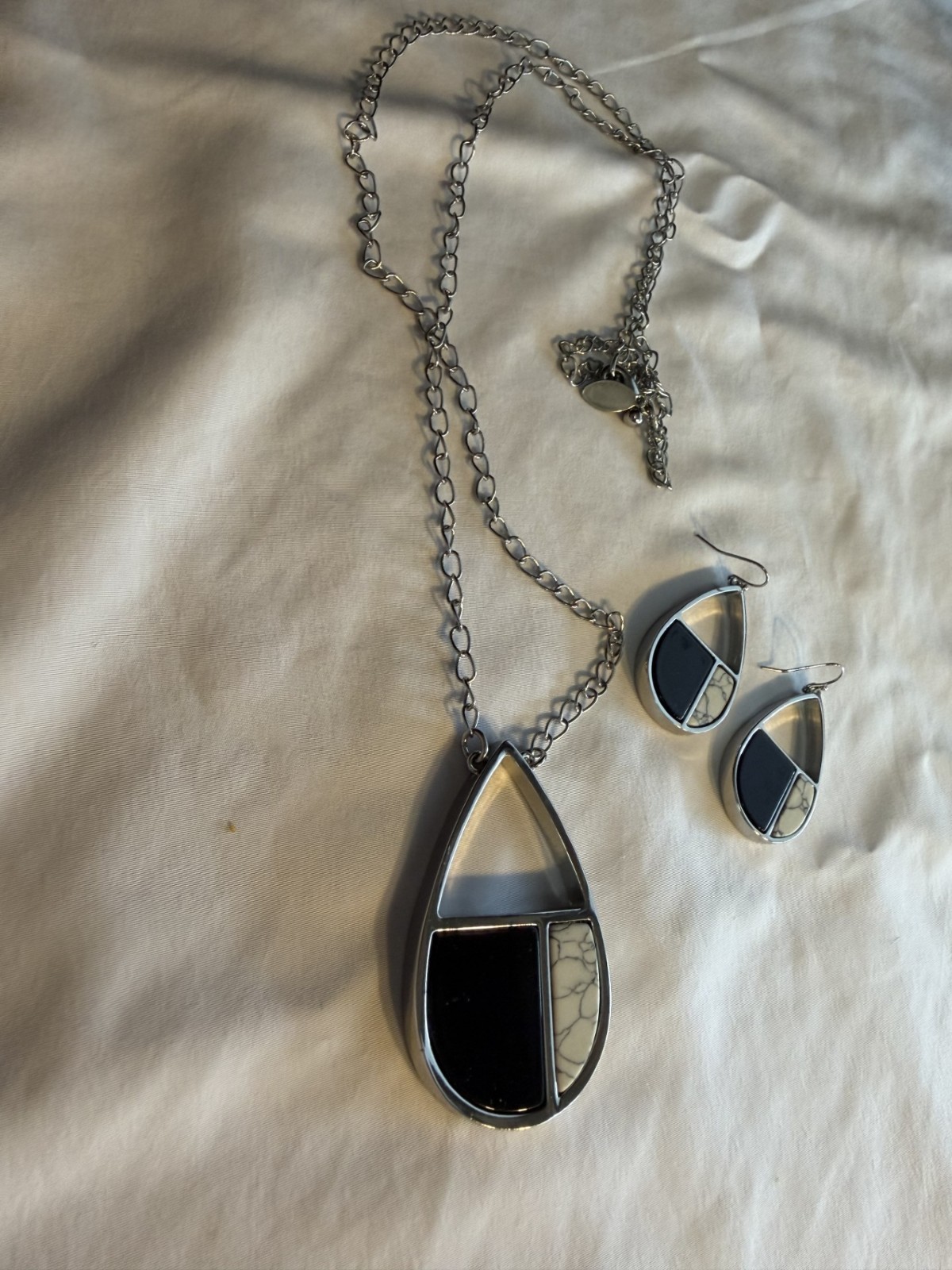 Chico’s Silver tone chain with black & marble drop accent /matching earrings