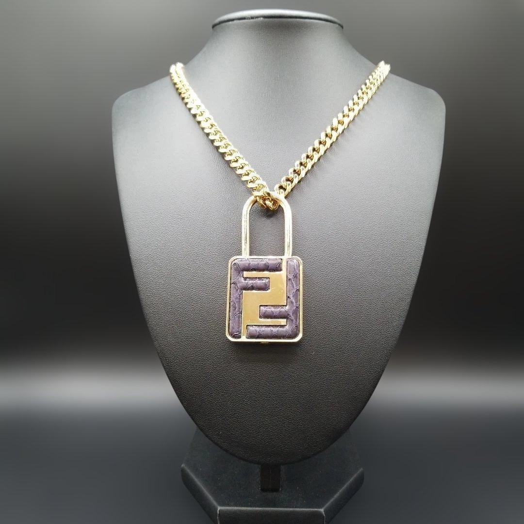 Fendi Black F Logo Padlock Gold Cadena Women’s Necklace – Excellent Condition