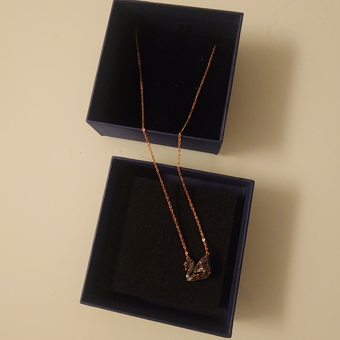 Swarovski Crystal Facet Reversible Swan Necklace Rose Gold Plated Black EUC