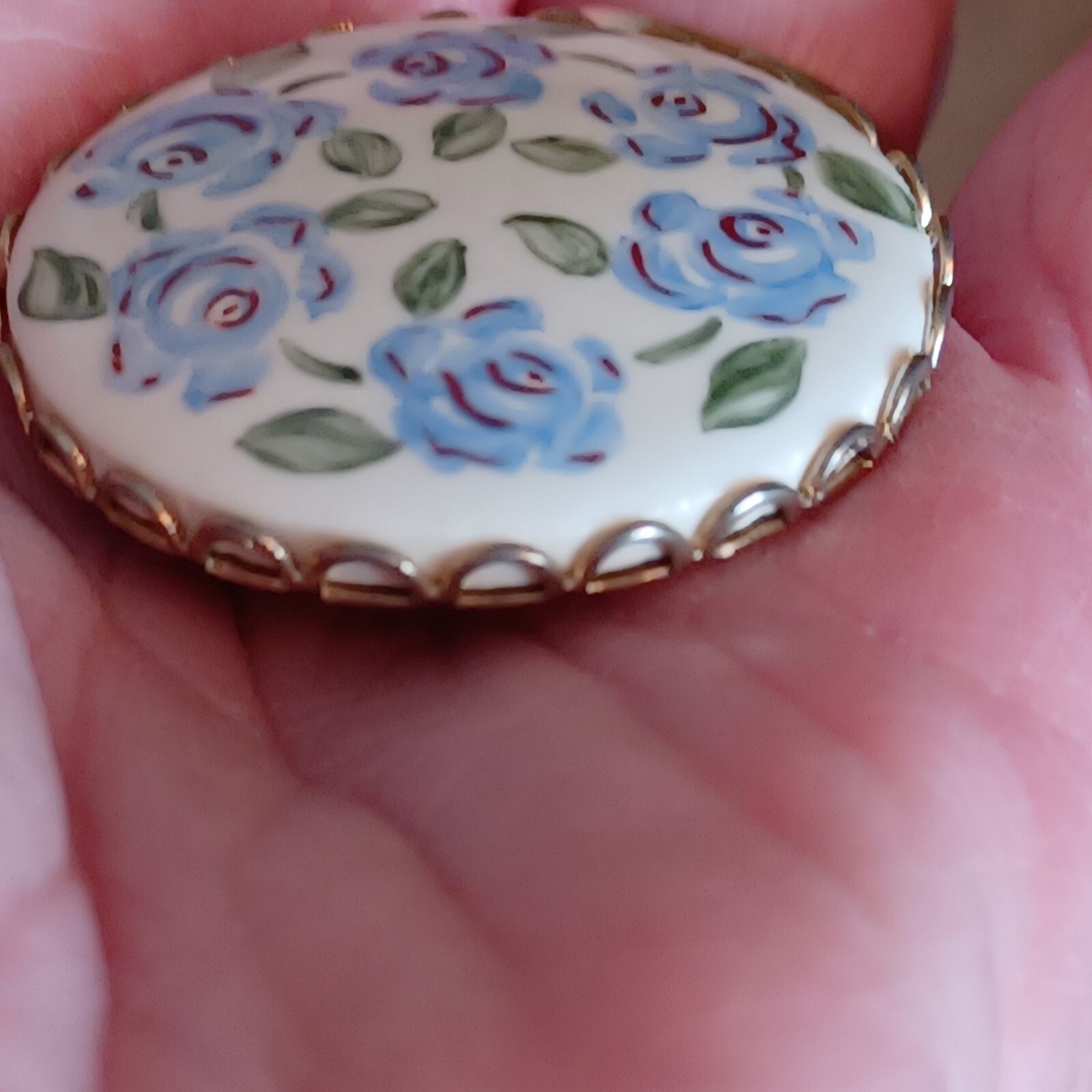 Brooch Silvertone/Porcelain Blue Flower Pin Round Scalloped Edge