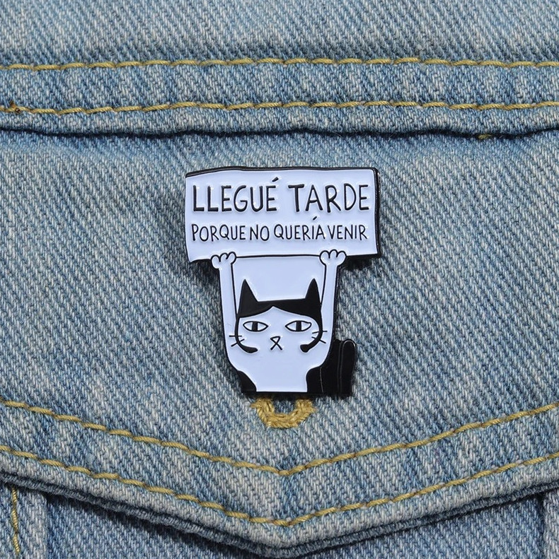 1pcs ‘Llegue Tarde Porque No Queria Venir’ Funny Animal Enamel Pin Badge – NEW