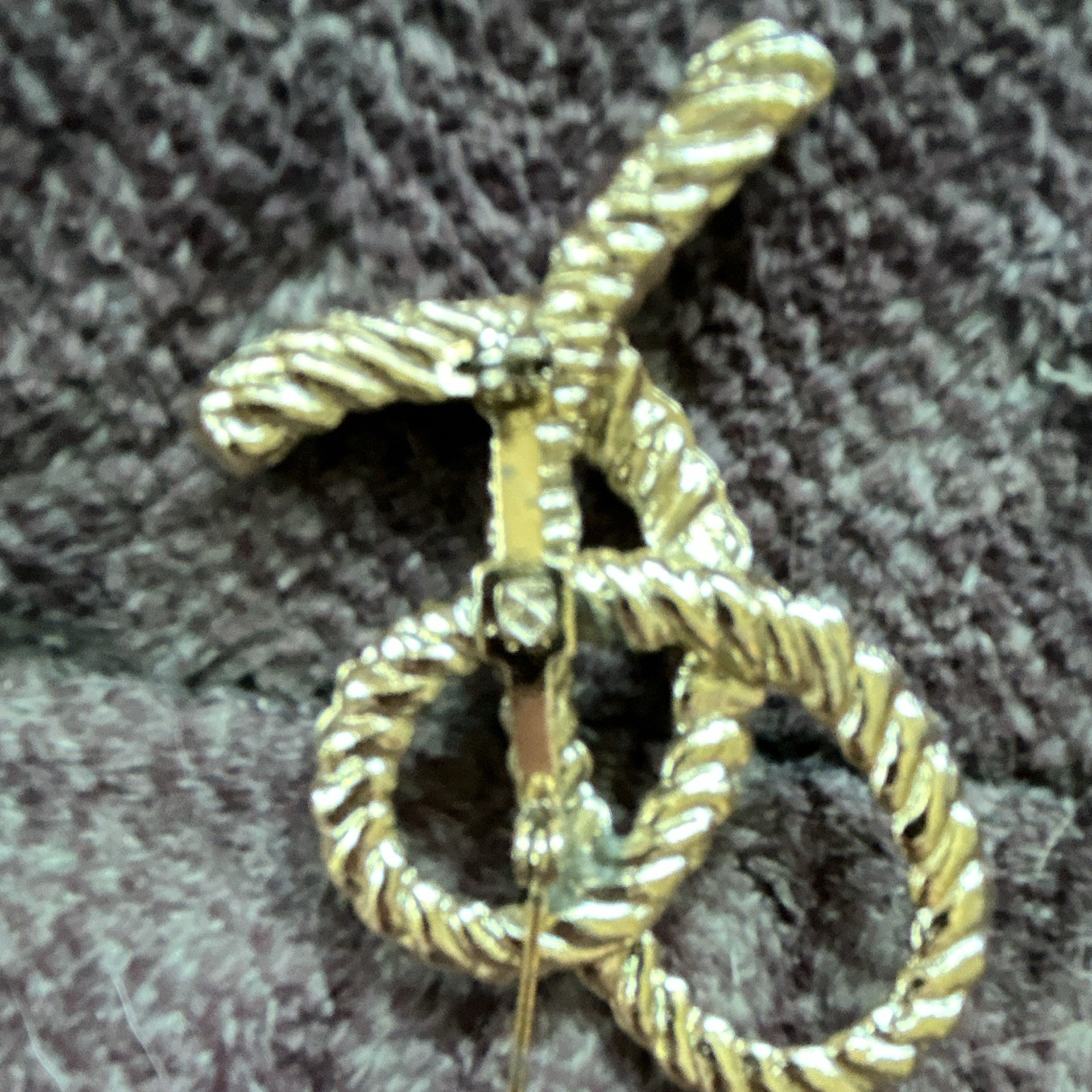 Gold Tone Textured Bow Shape Brooch Pin, Metal Rope Knot Design, No Stone